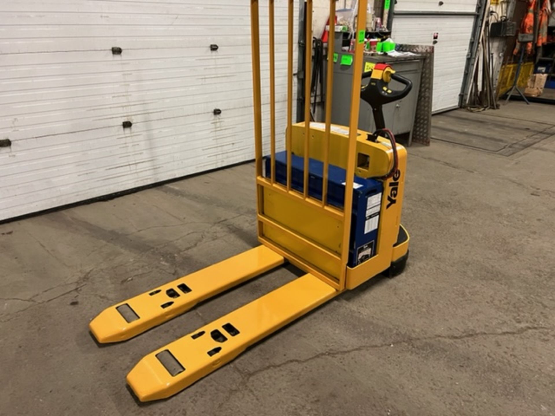 Yale Walk Behind Walkie 6500lbs capacity Powered Pallet Cart Lift with LOW HOURS - Image 2 of 3