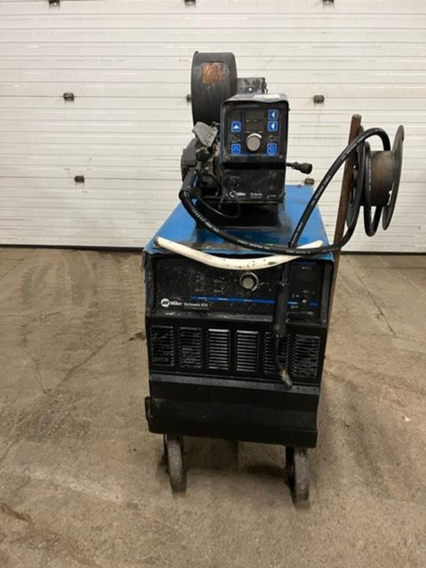 Miller Deltaweld 652 Mig Welder 650 Amp with 70 Series WIRE FEEDER 4-wheel COMPLETE with Mig Gun and