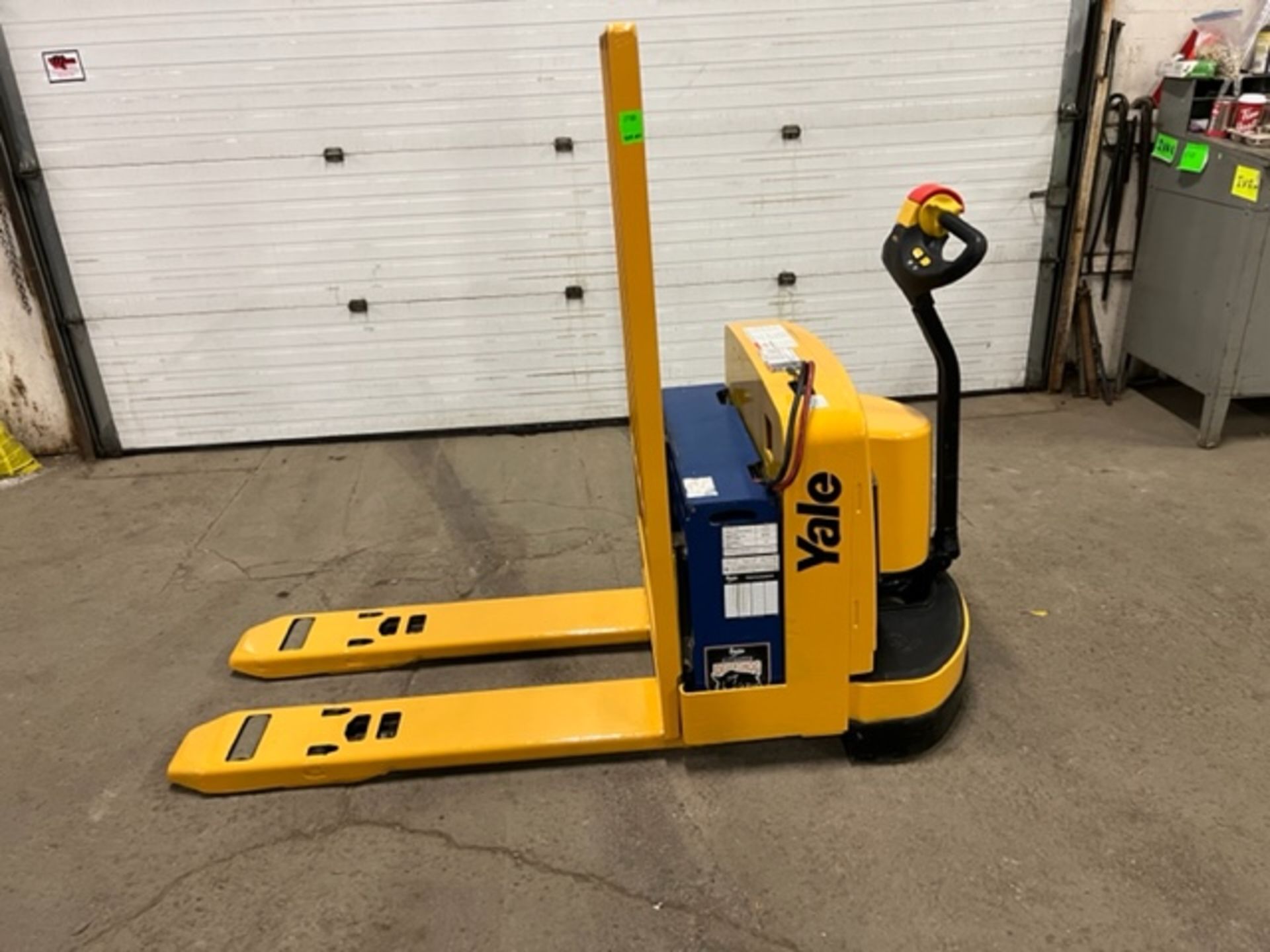 Yale Walk Behind Walkie 6500lbs capacity Powered Pallet Cart Lift with LOW HOURS