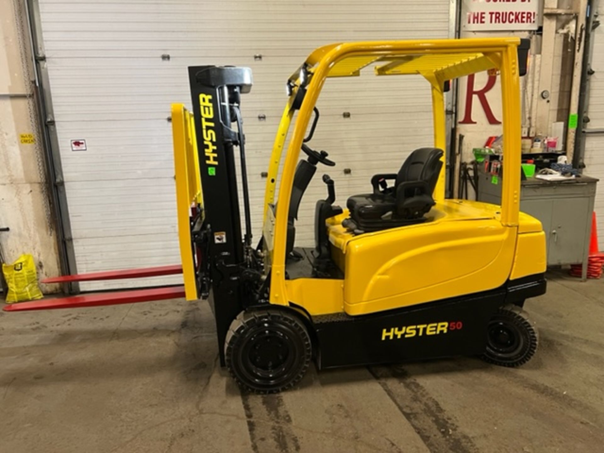 FREE CUSTOMS - MINT LIKE NEW 2015 Hyster model 50 - 5,000lbs Capacity Indoor Outdoor Forklift