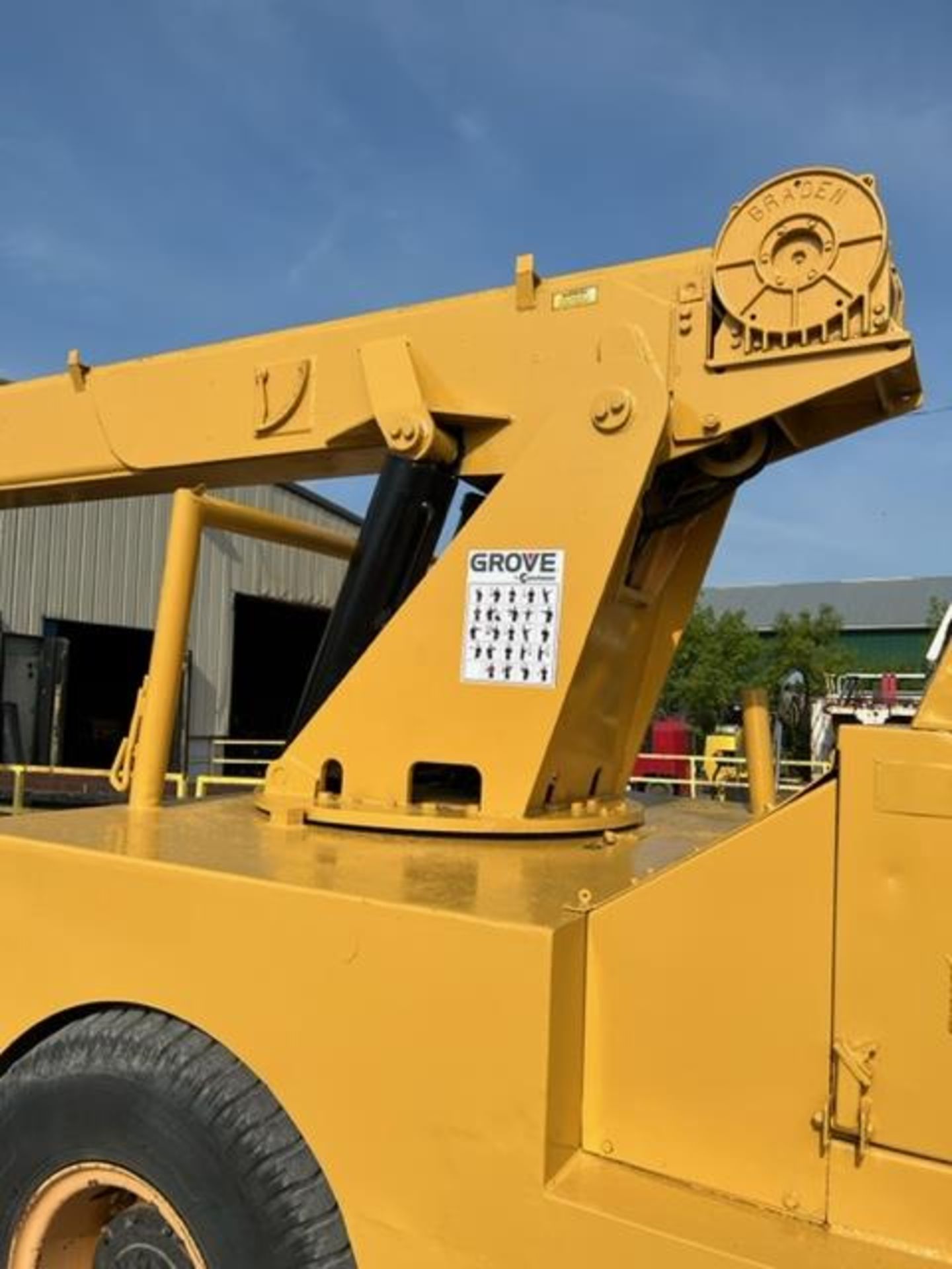 FREE CUSTOMS - Grove Crane Unit 35,000lbs Capacity with 51' REACH with LOW HOURS Detroit Diesel - Image 4 of 10