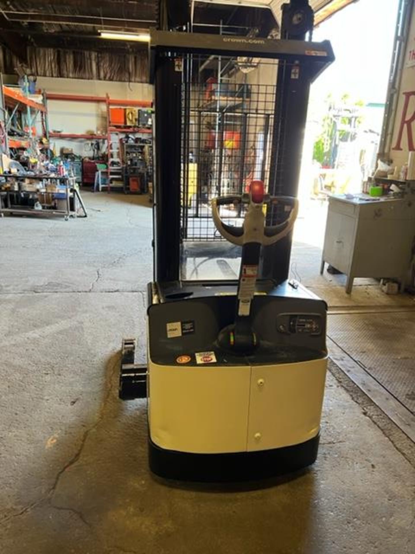 FREE CUSTOMS - Crown Pallet Stacker Walk Behind Order Picker 2500lbs capacity electric with - Image 3 of 4