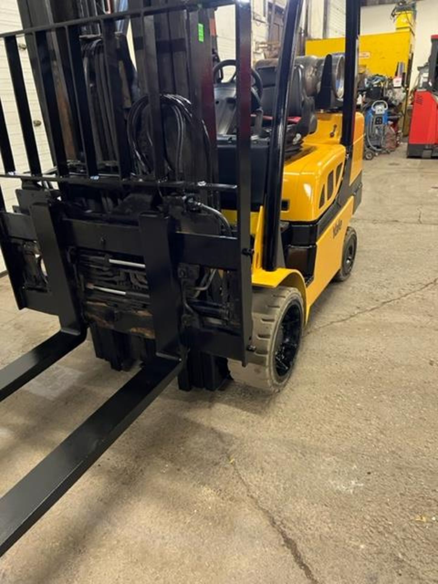 FREE CUSTOMS - NICE 2018 Yale model 80 - 8,000lbs Capacity Forklift LPG (propane) with 54" forks - Image 3 of 4