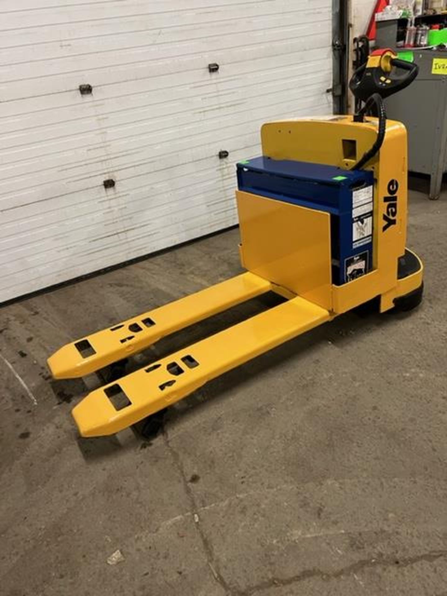 2009 Yale Walk Behind Walkie 6500lbs capacity Powered Pallet Cart Lift NICE UNIT with LOW HOURS - Image 2 of 3