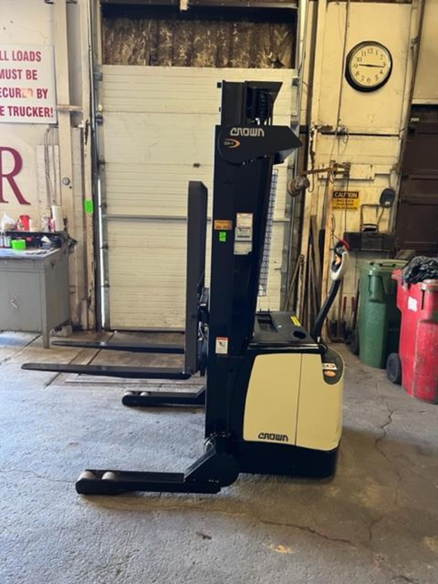 FREE CUSTOMS - Crown Pallet Stacker Walk Behind Order Picker 2500lbs capacity electric with