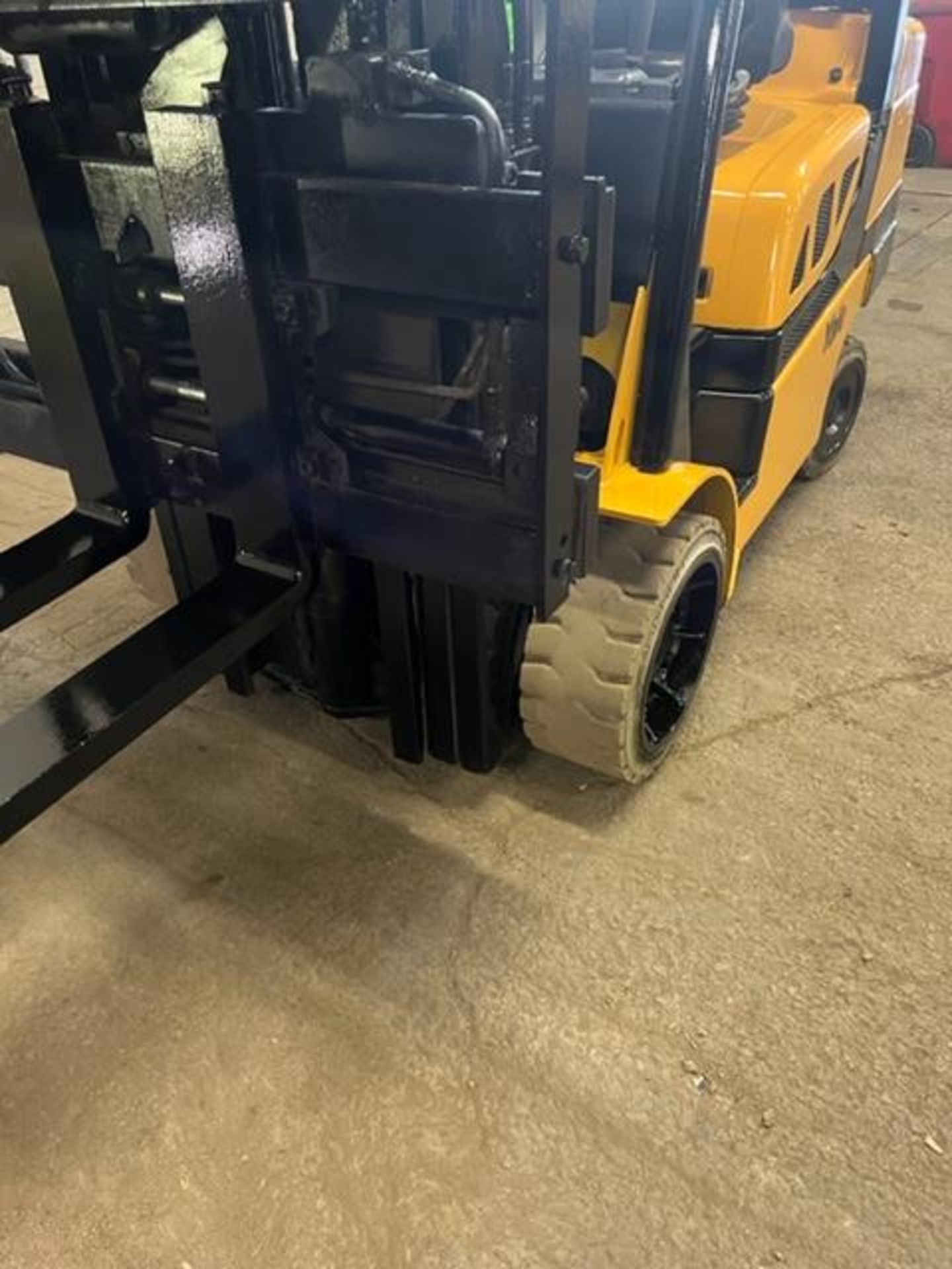 FREE CUSTOMS - NICE 2018 Yale model 80 - 8,000lbs Capacity Forklift LPG (propane) with 54" forks - Image 3 of 4