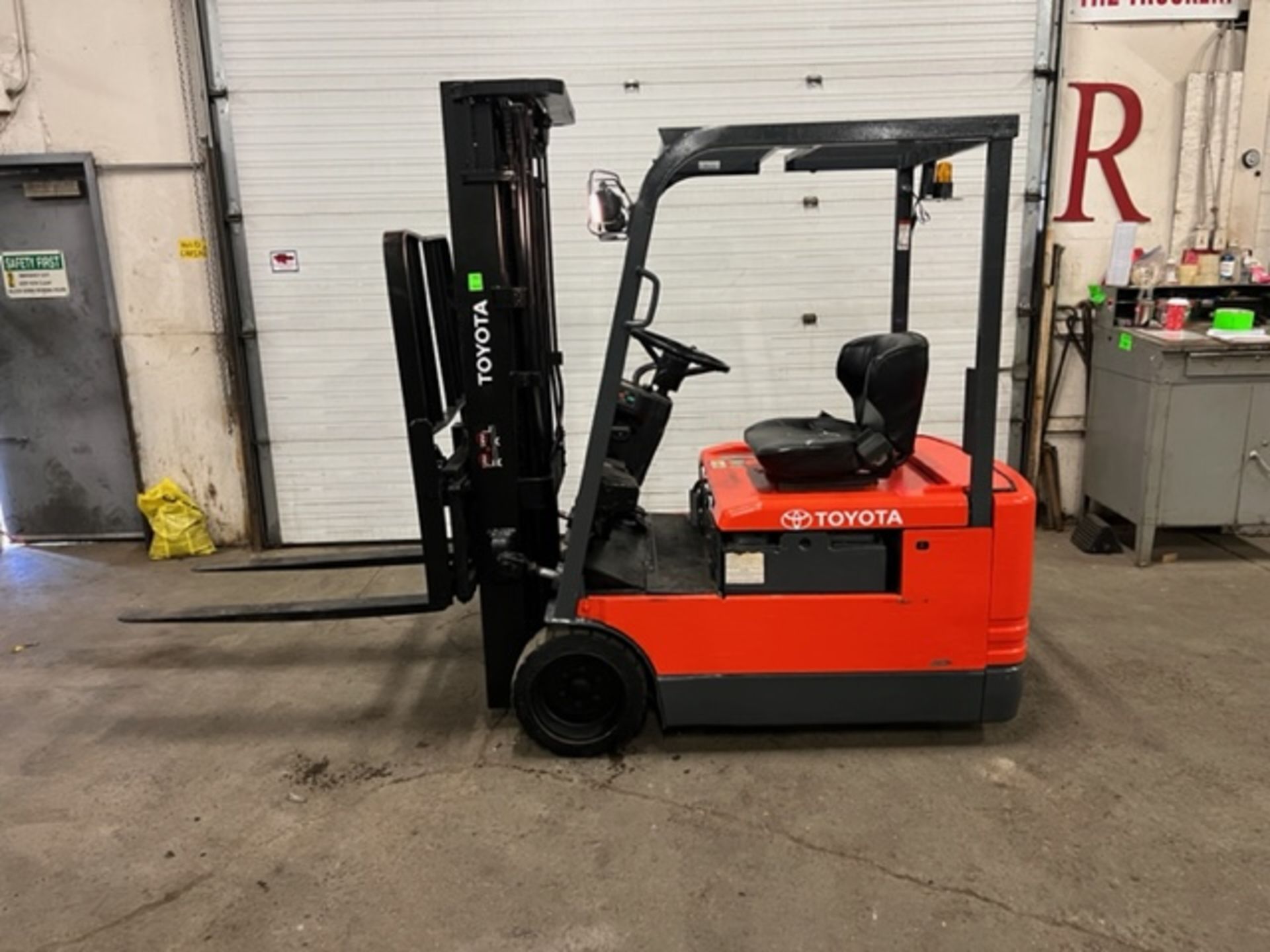 FREE CUSTOMS - NICE Toyota 3,000lbs Capacity 3-wheel Forklift Electric with 3-stage mast with