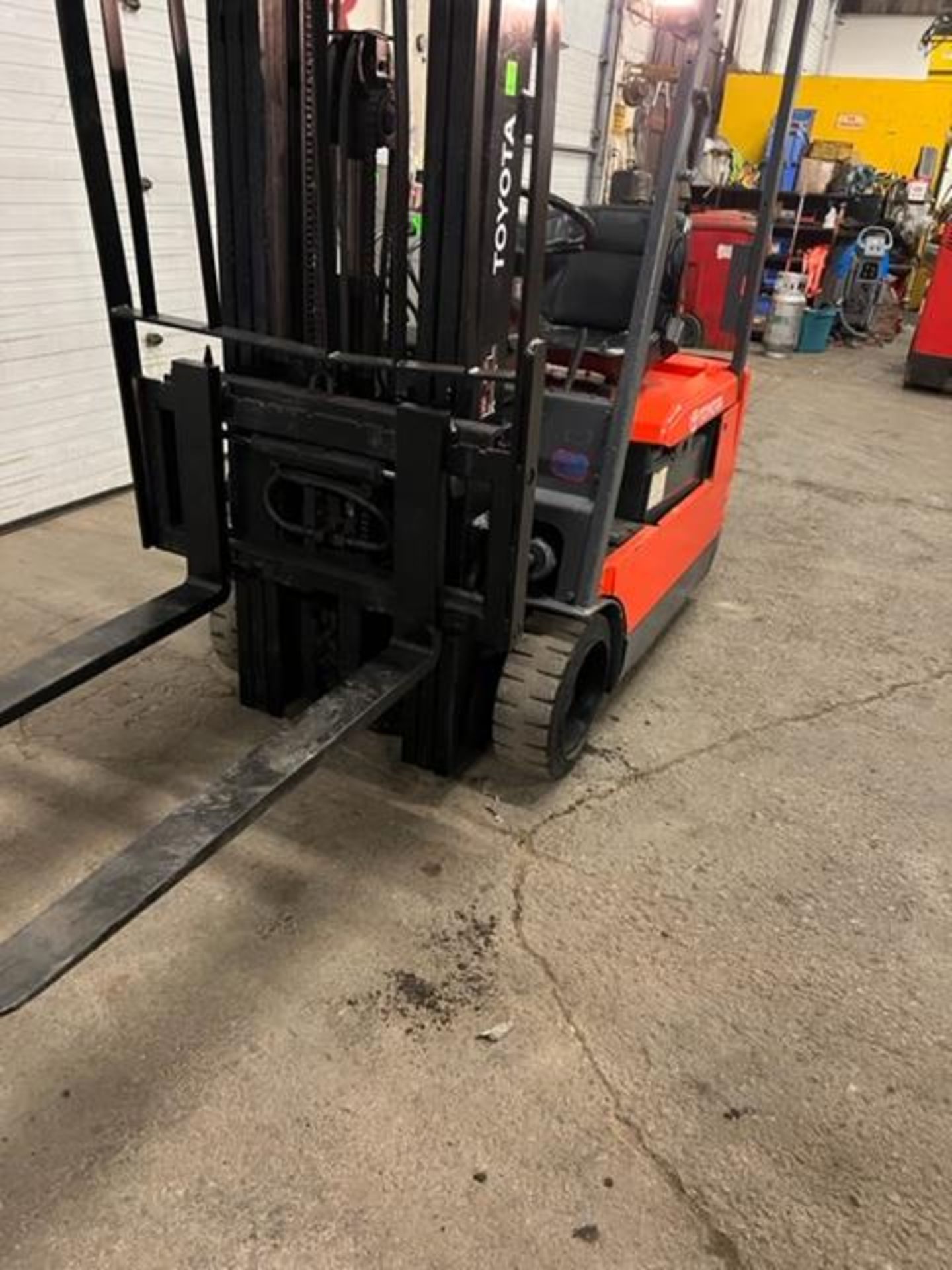 FREE CUSTOMS - NICE Toyota 3,000lbs Capacity 3-wheel Forklift Electric with 3-stage mast with - Image 3 of 4