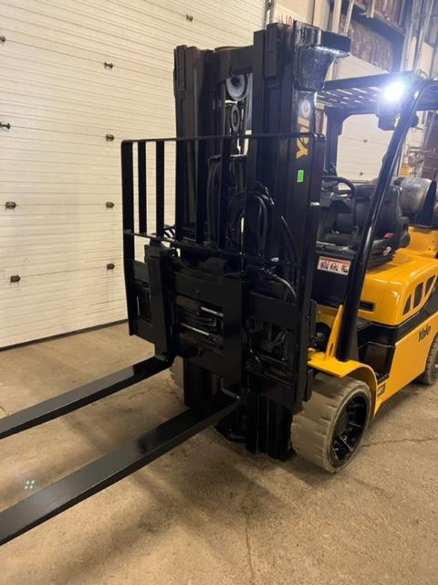 FREE CUSTOMS - NICE 2017 Yale model 80 - 8,000lbs Capacity Forklift LPG (propane) with 54" forks - Image 3 of 4