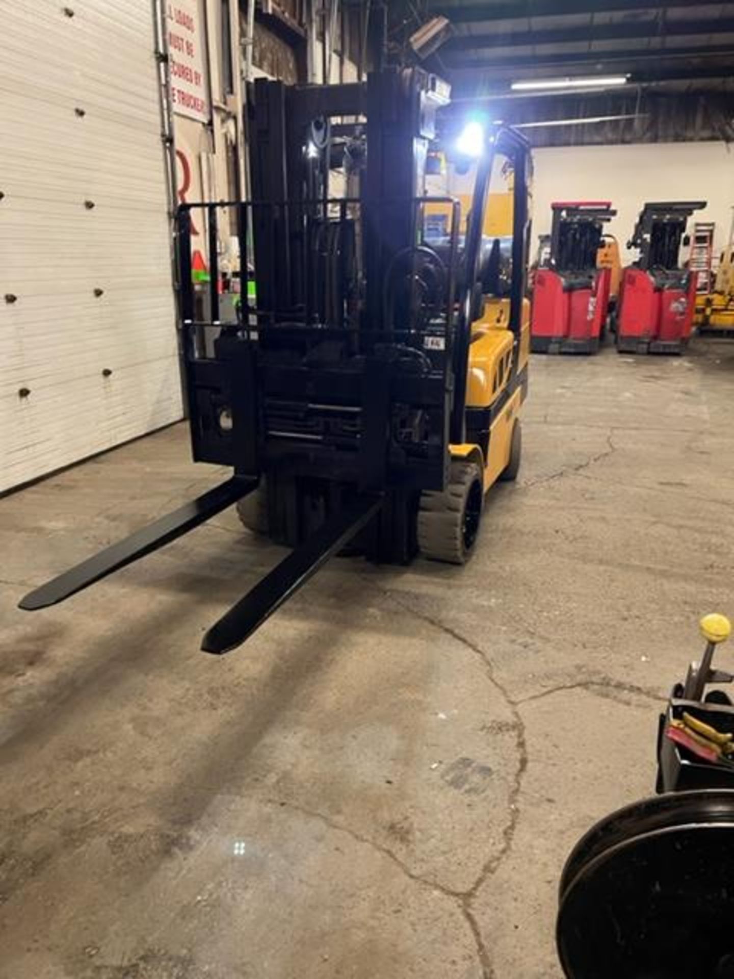 FREE CUSTOMS - NICE 2017 Yale model 80 - 8,000lbs Capacity Forklift LPG (propane) with 54" forks - Image 2 of 4