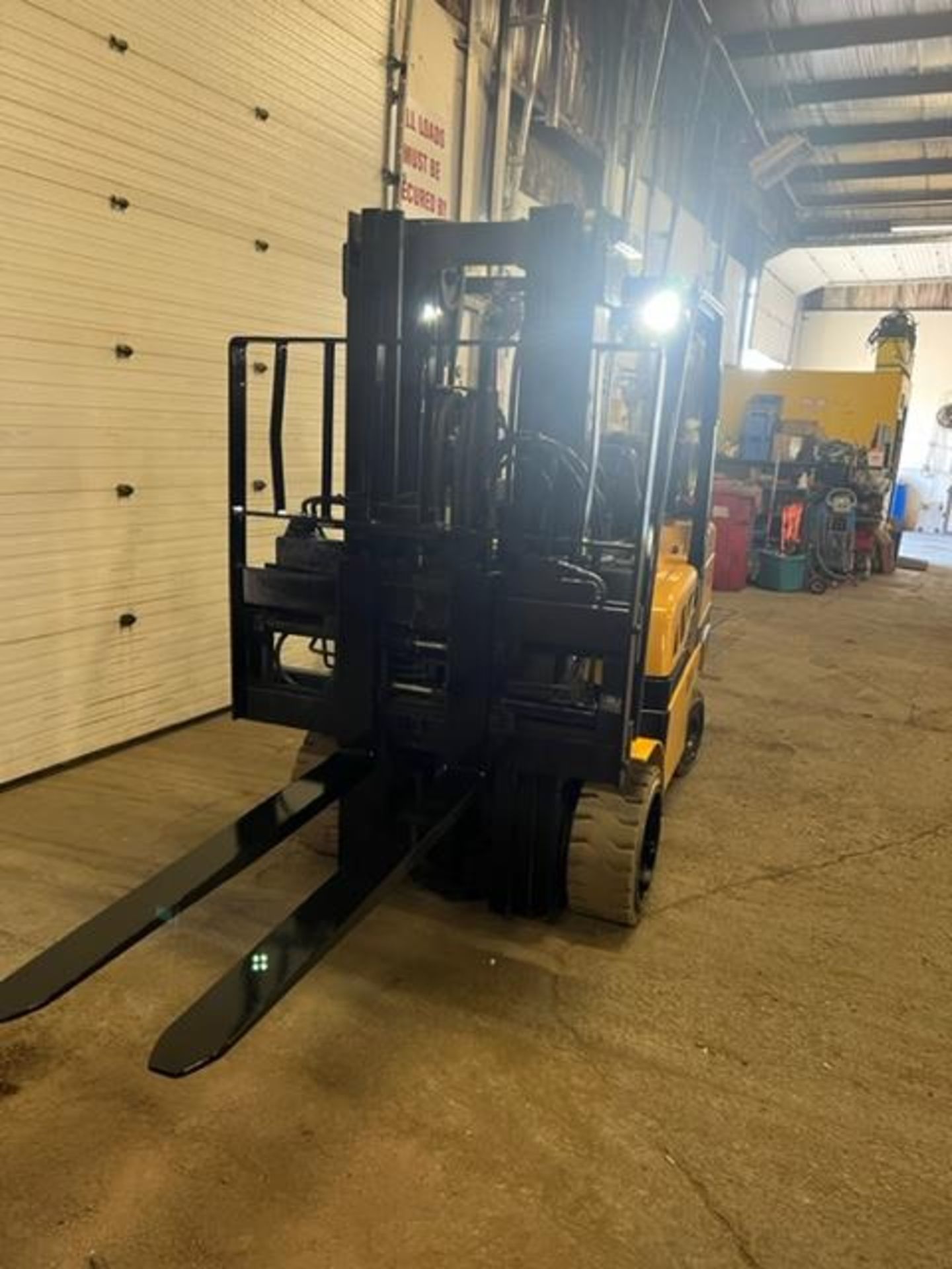 FREE CUSTOMS - NICE 2018 Yale model 80 - 8,000lbs Capacity Forklift LPG (propane) with 54" forks - Image 2 of 4