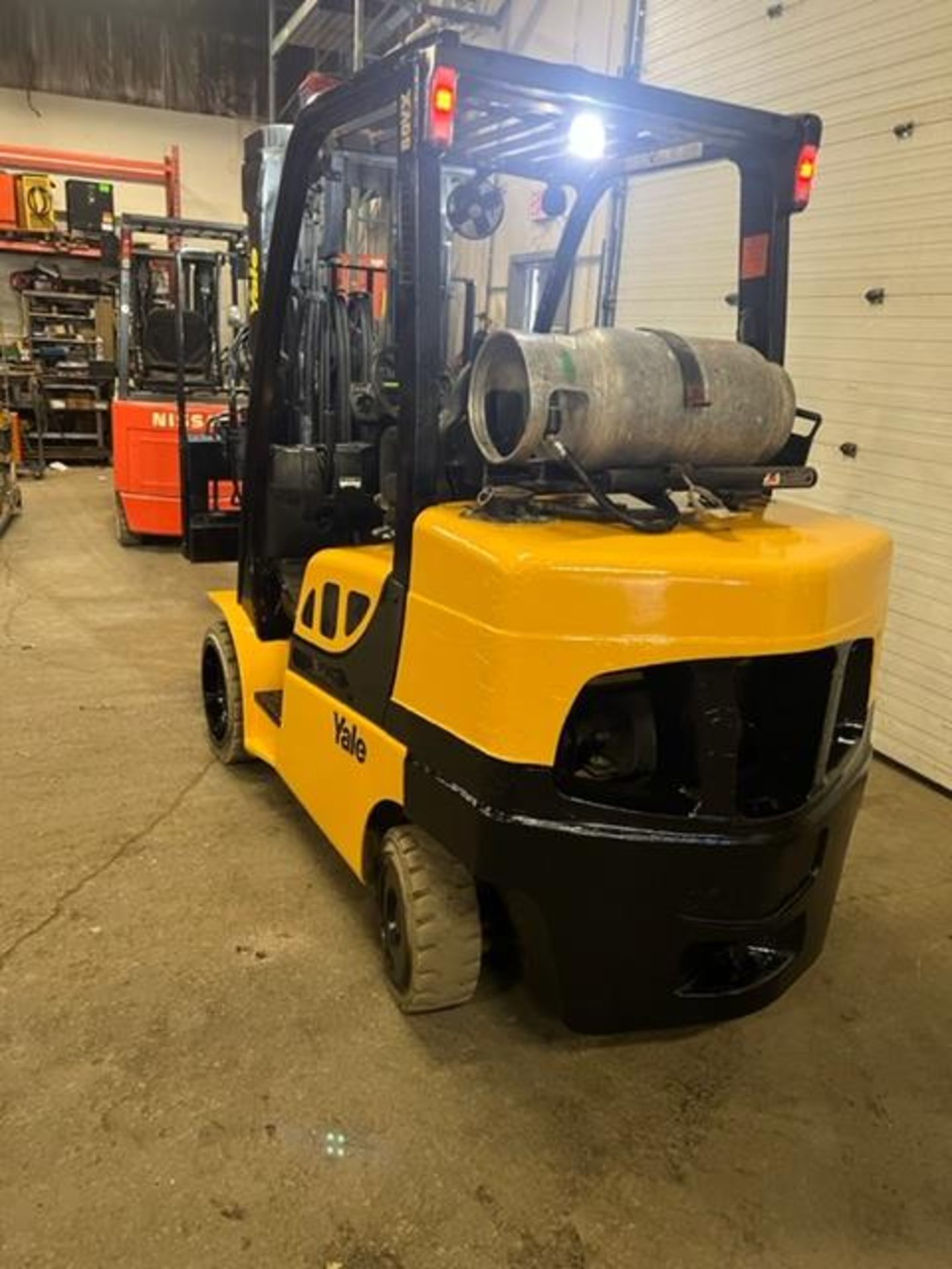 FREE CUSTOMS - NICE 2018 Yale model 80 - 8,000lbs Capacity Forklift LPG (propane) with 54" forks - Image 4 of 4