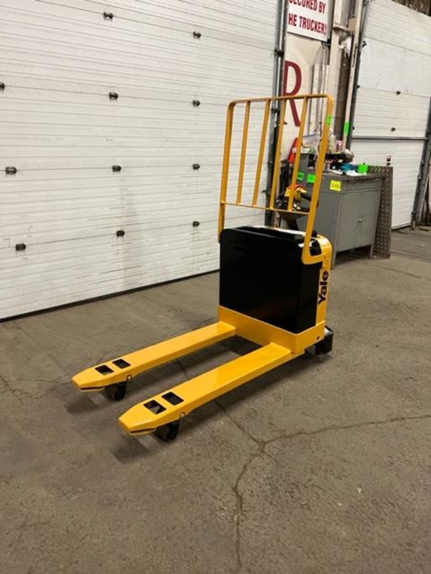 Yale Walk Behind Walkie 4000lbs capacity Powered Pallet Cart Lift NICE UNIT with LOW HOURS - Image 2 of 3