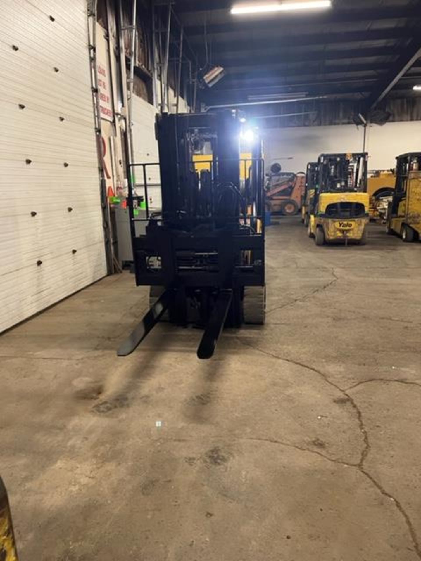 FREE CUSTOMS - NICE 2017 Yale model 80 - 8,000lbs Capacity Forklift LPG (propane) with 54" forks - Image 2 of 4