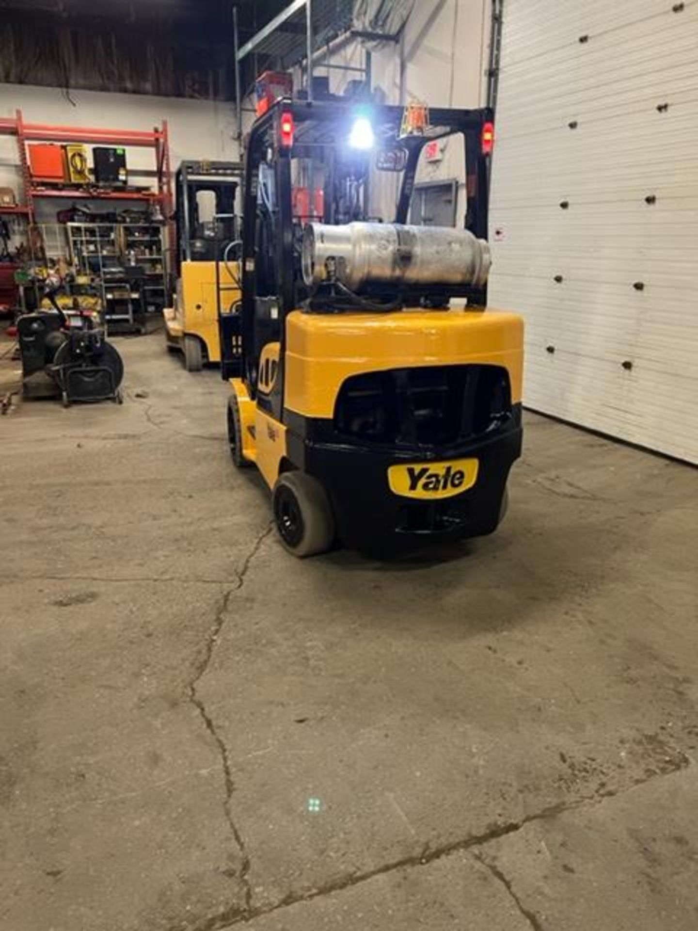 FREE CUSTOMS - NICE 2017 Yale model 80 - 8,000lbs Capacity Forklift LPG (propane) with 54" forks - Image 4 of 4