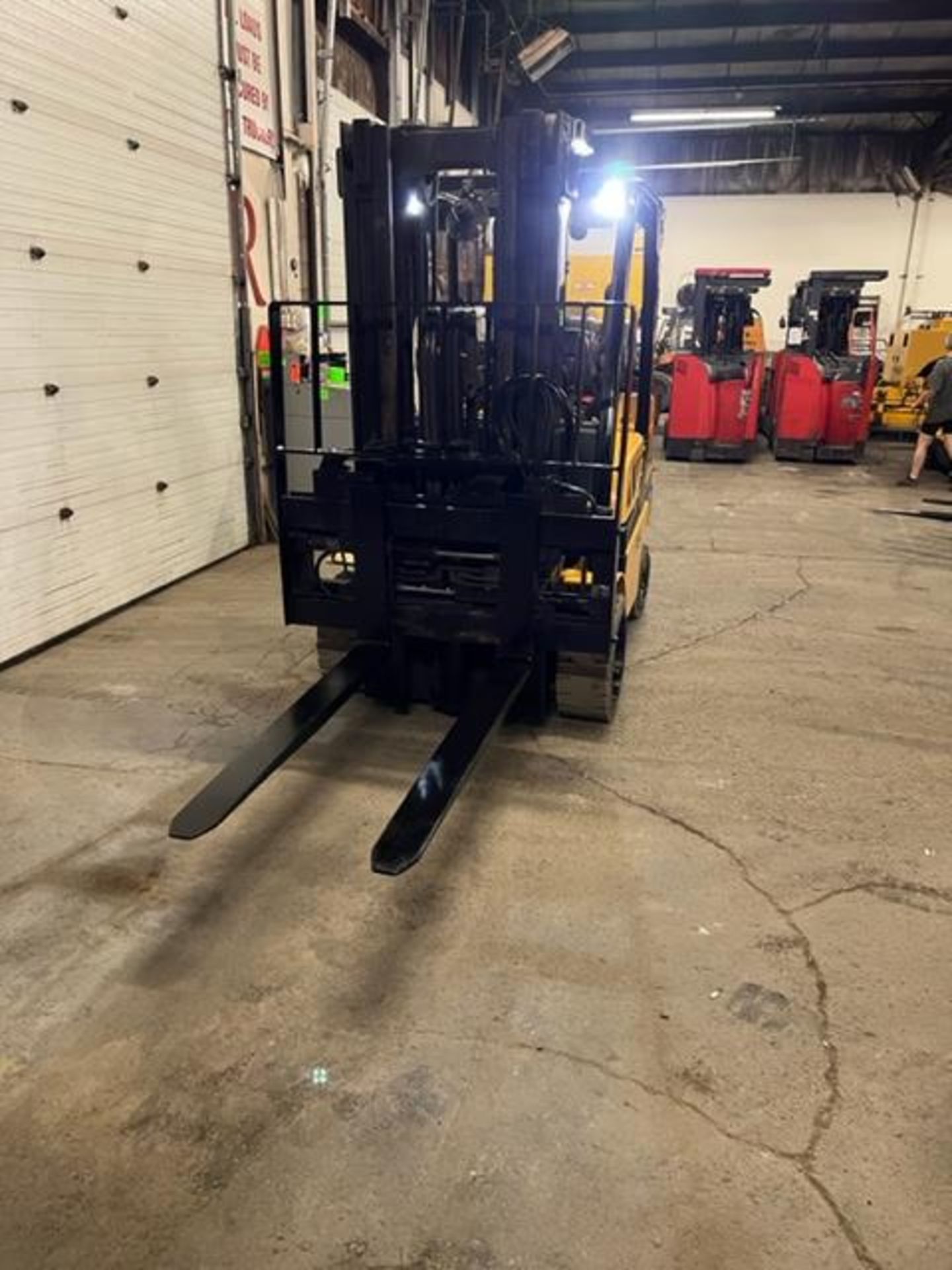 FREE CUSTOMS - NICE 2018 Yale model 80 - 8,000lbs Capacity Forklift LPG (propane) with 54" forks - Image 2 of 4