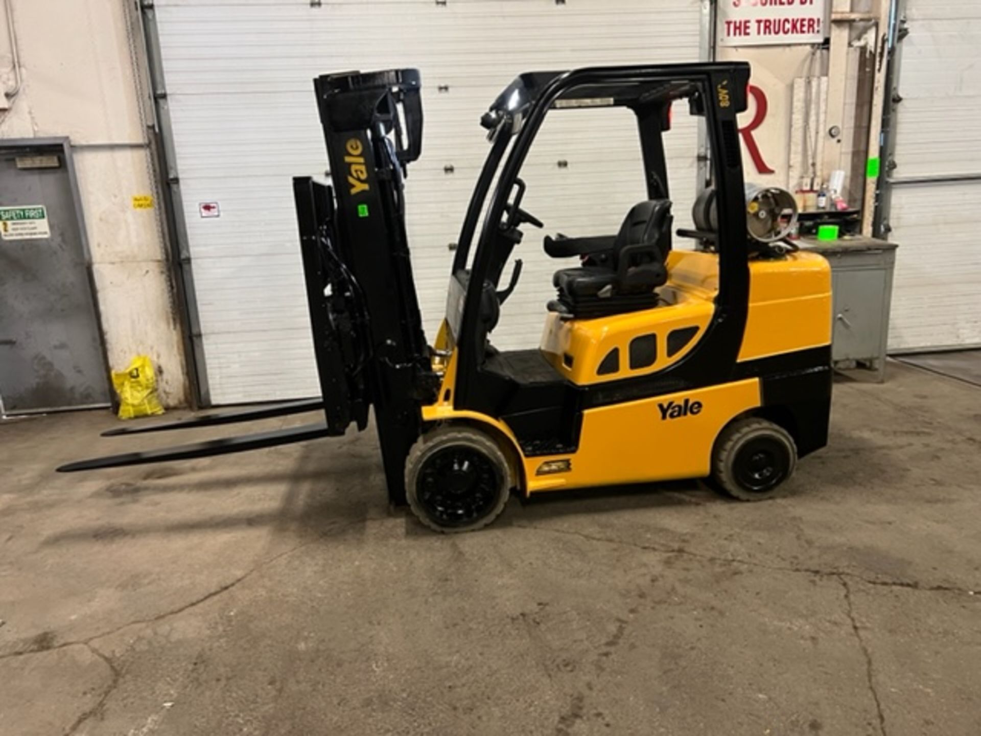 FREE CUSTOMS - NICE 2017 Yale model 80 - 8,000lbs Capacity Forklift LPG (propane) with 54" forks