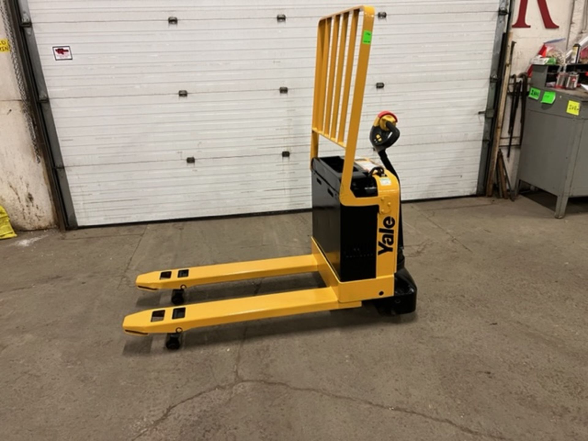 Yale Walk Behind Walkie 4000lbs capacity Powered Pallet Cart Lift NICE UNIT with LOW HOURS