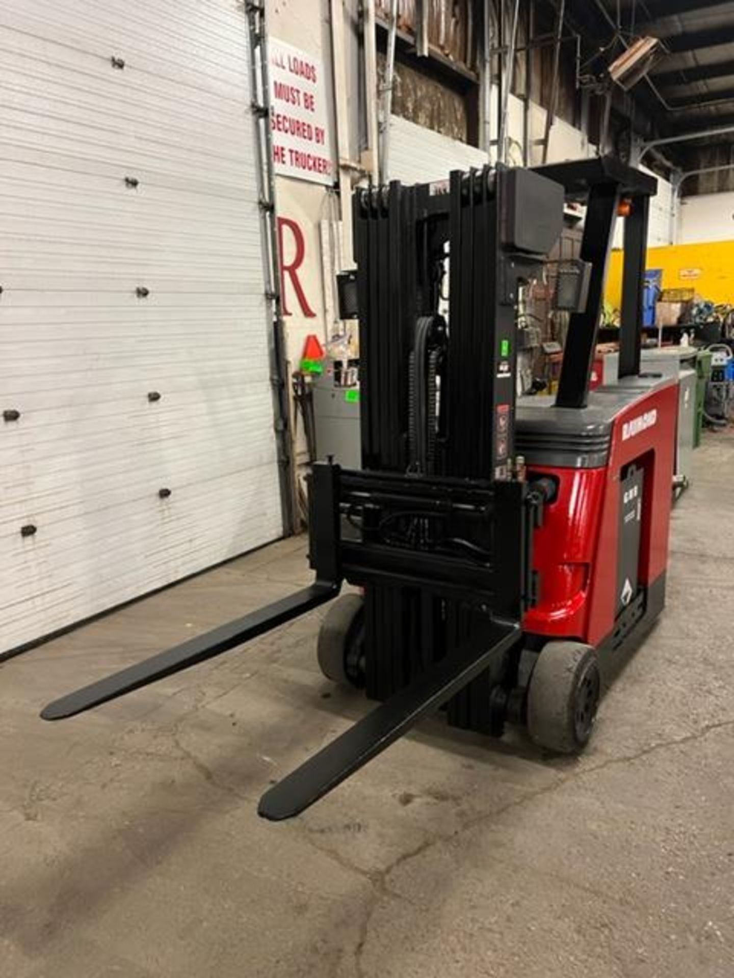 FREE CUSTOMS - NICE Raymond Stand Up Counterbalance Forklift Truck 4-STAGE MAST Pallet Lifter - Image 3 of 4
