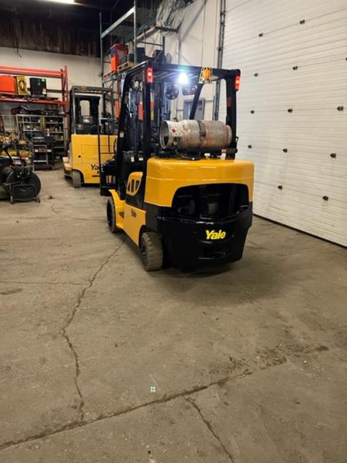 FREE CUSTOMS - NICE 2018 Yale model 80 - 8,000lbs Capacity Forklift LPG (propane) with 54" forks - Image 4 of 4