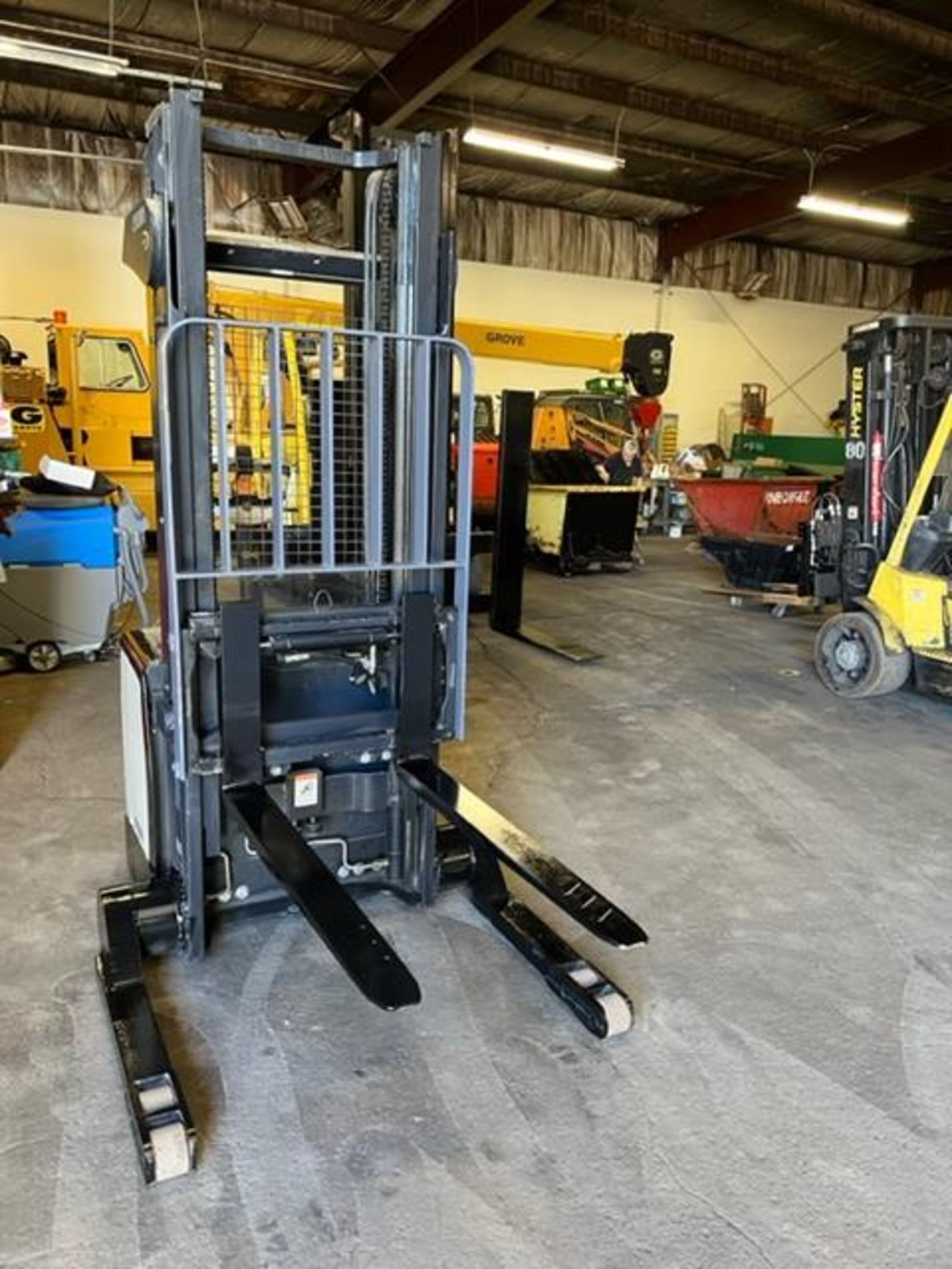 FREE CUSTOMS - Crown Pallet Stacker Walk Behind Order Picker 2500lbs capacity electric with - Image 2 of 4