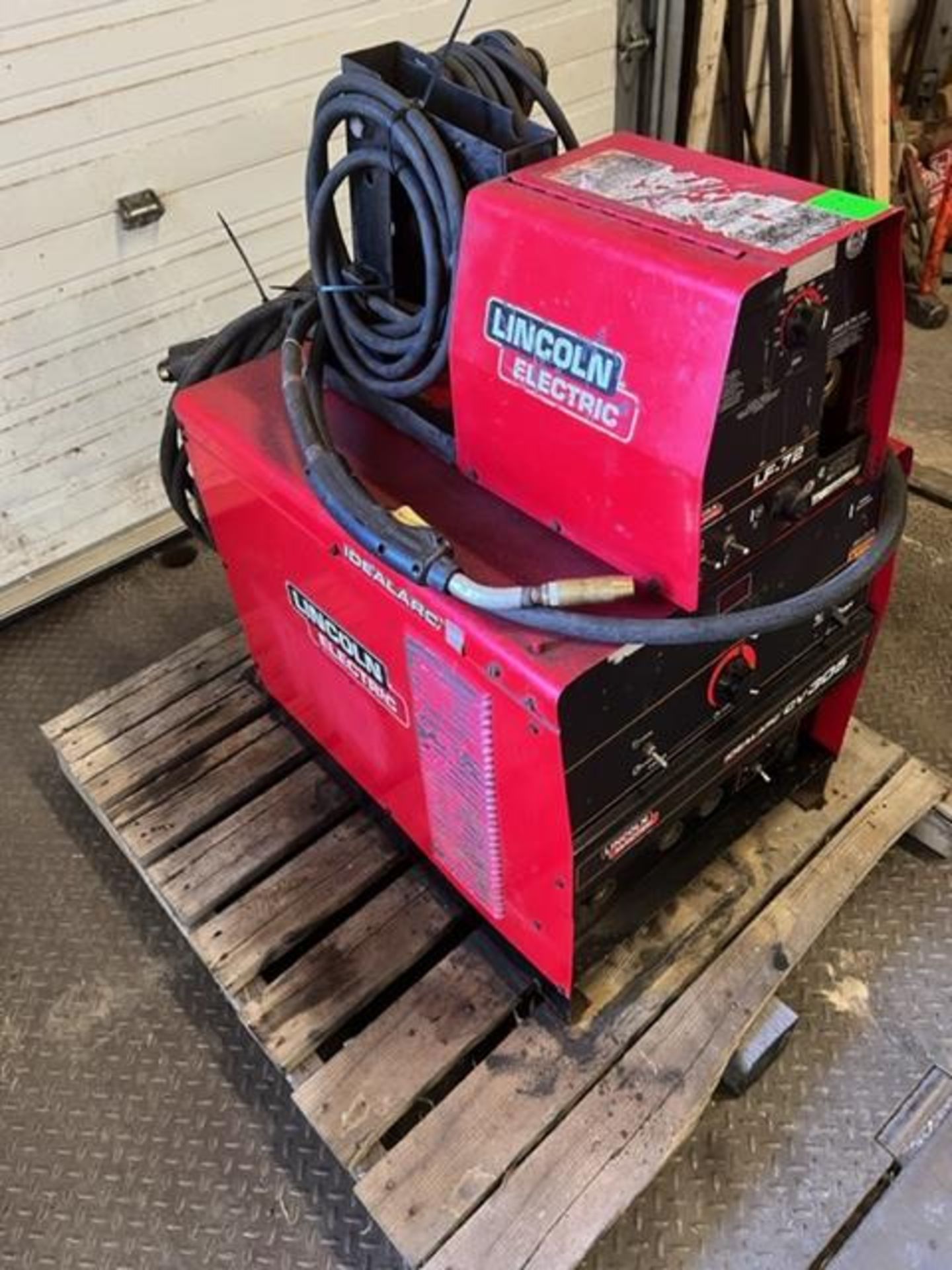 Lincoln CV305 Welder with LF-72 Feeder with Mig Gun Complete with Cables Welding Unit 208/230/460V - Image 3 of 3