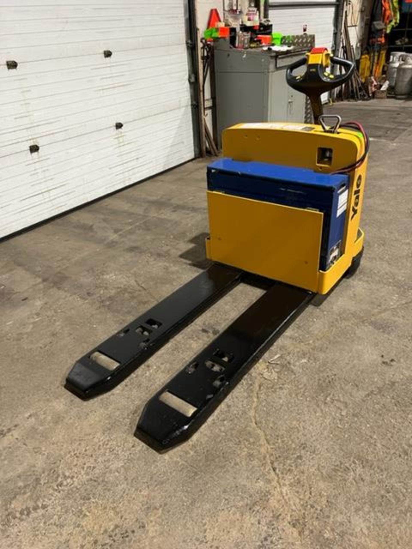 Yale Walkie Powered Pallet Cart 6500lbs capacity Powered Pallet Cart Lift walkie NICE UNIT - Image 2 of 3