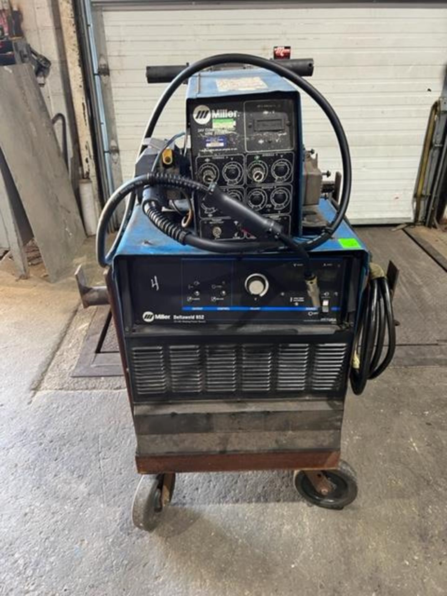 Miller Deltaweld 652 Mig Welder with 60 Series Dual Feeder 4-wheel (1 side of feeder missing parts)