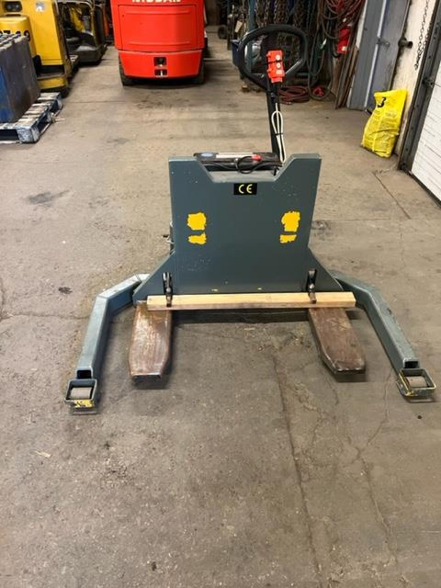Tradesafe 800lbs Electric Pump Truck / Hydraulic Pallet Jack - NICE UNIT - Image 2 of 3