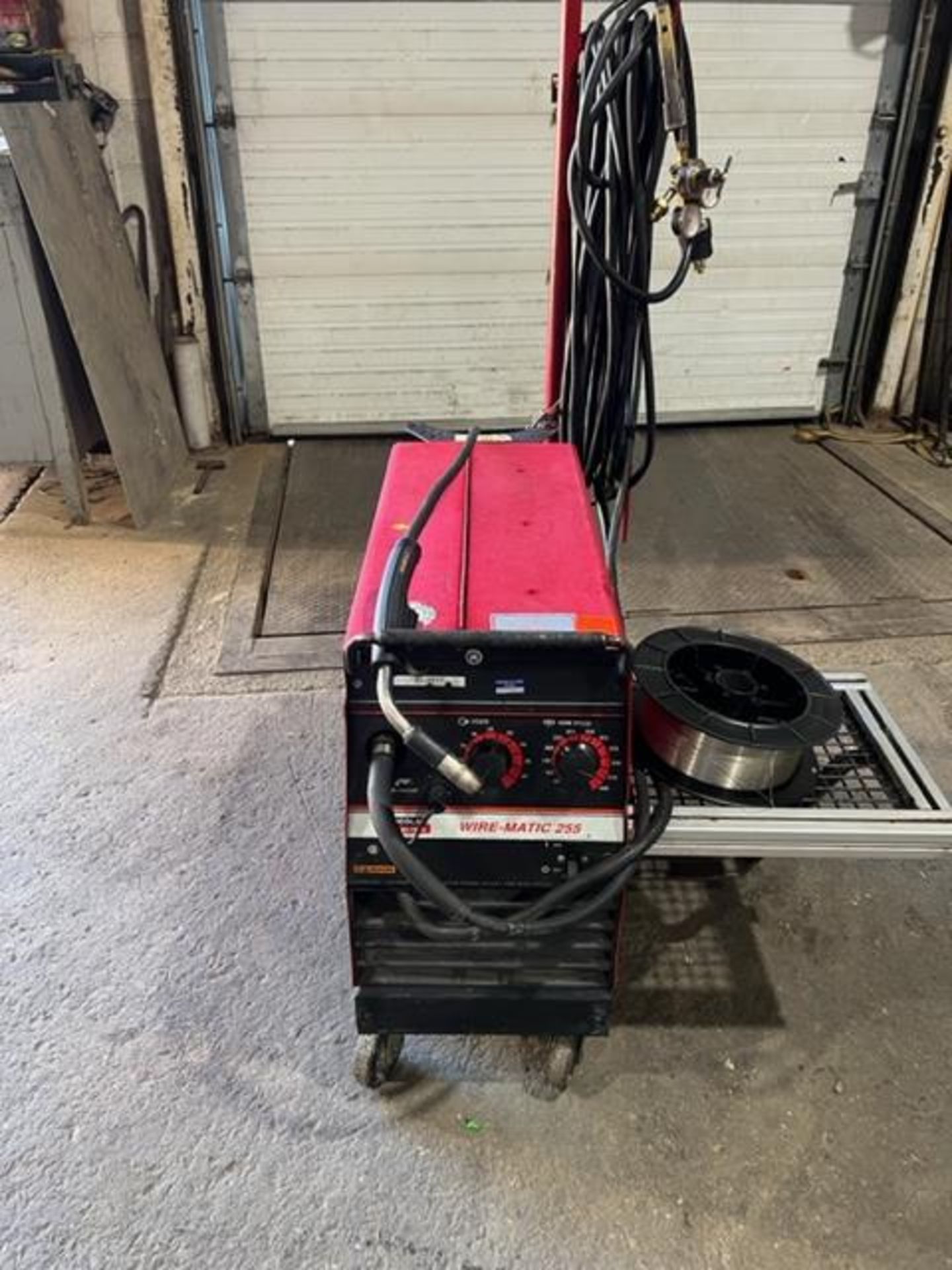 Lincoln Wirematic 255 Mig Welder with built in feeder 230/480/575V Complete with gun and cables