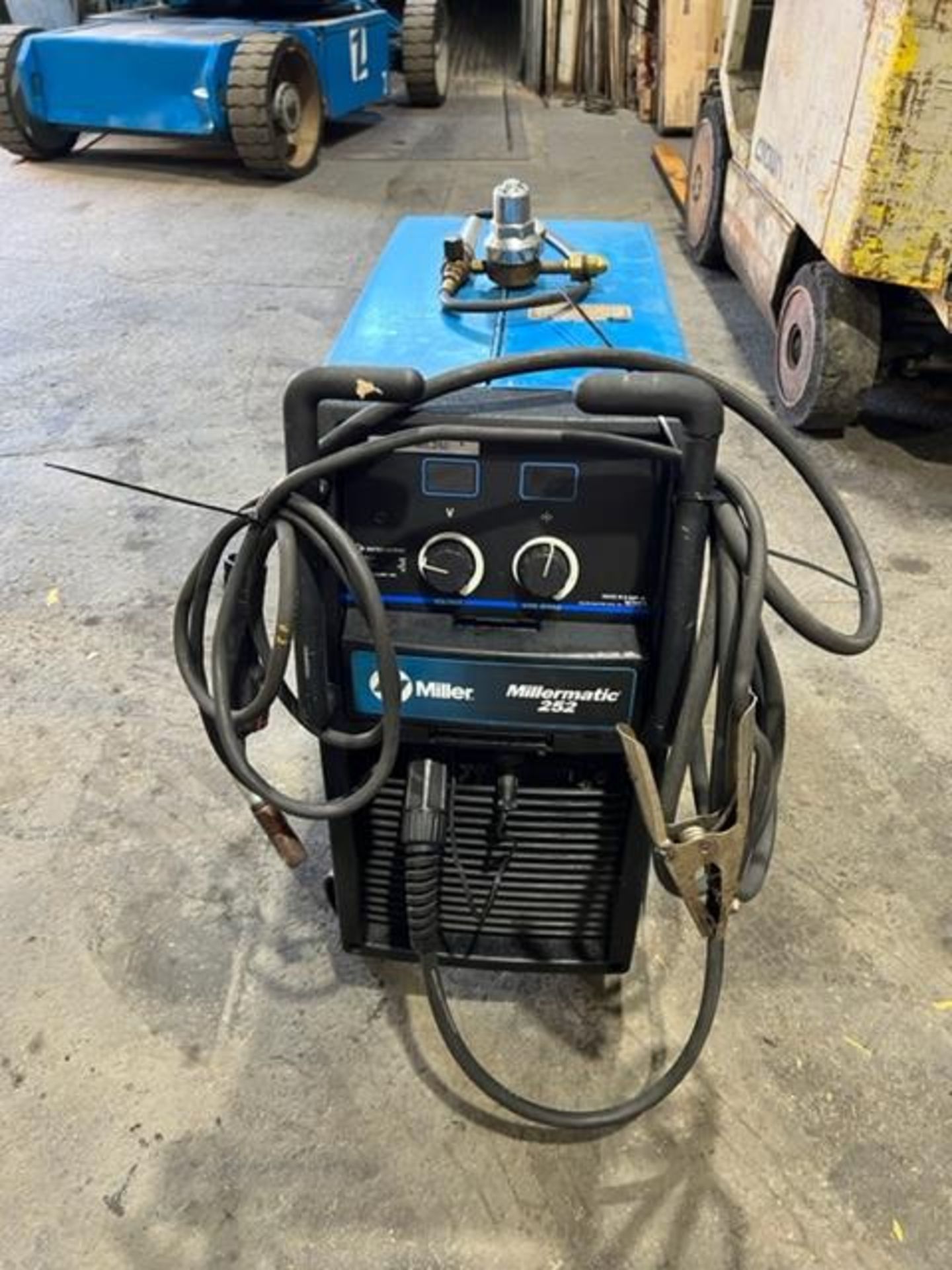 Miller Millermatic 252 Mig Welder 250 amp with Mig Gun 230/460/575V Complete