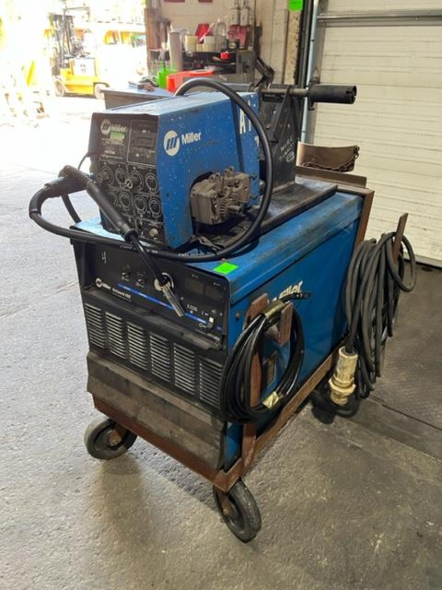 Miller Deltaweld 652 Mig Welder with 60 Series Dual Feeder 4-wheel (1 side of feeder missing parts) - Image 4 of 4