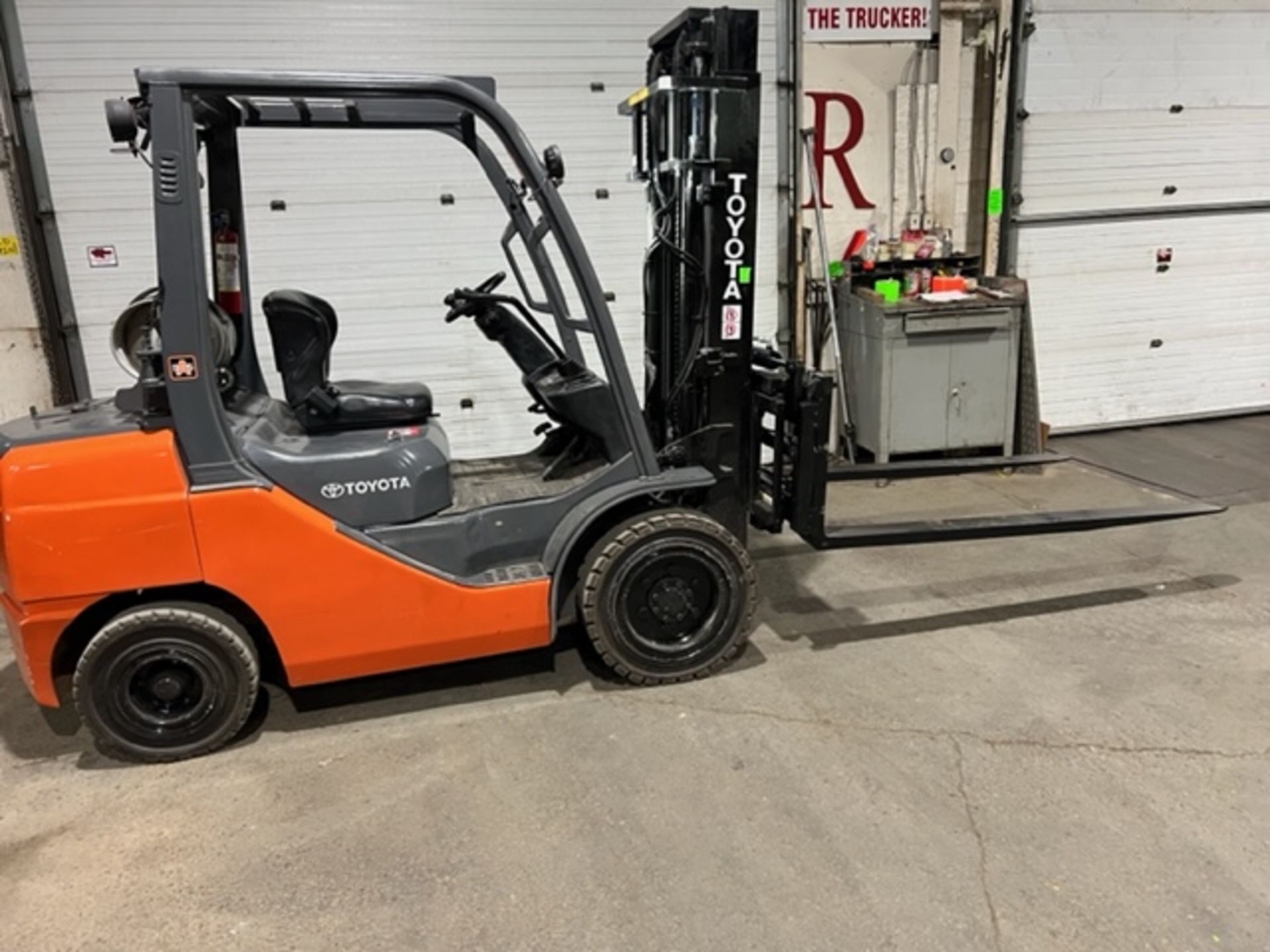 NICE Toyota 30 - 6,000lbs Capacity OUTDOOR Forklift LPG (propane) with NEW Sideshift Fork Positioner