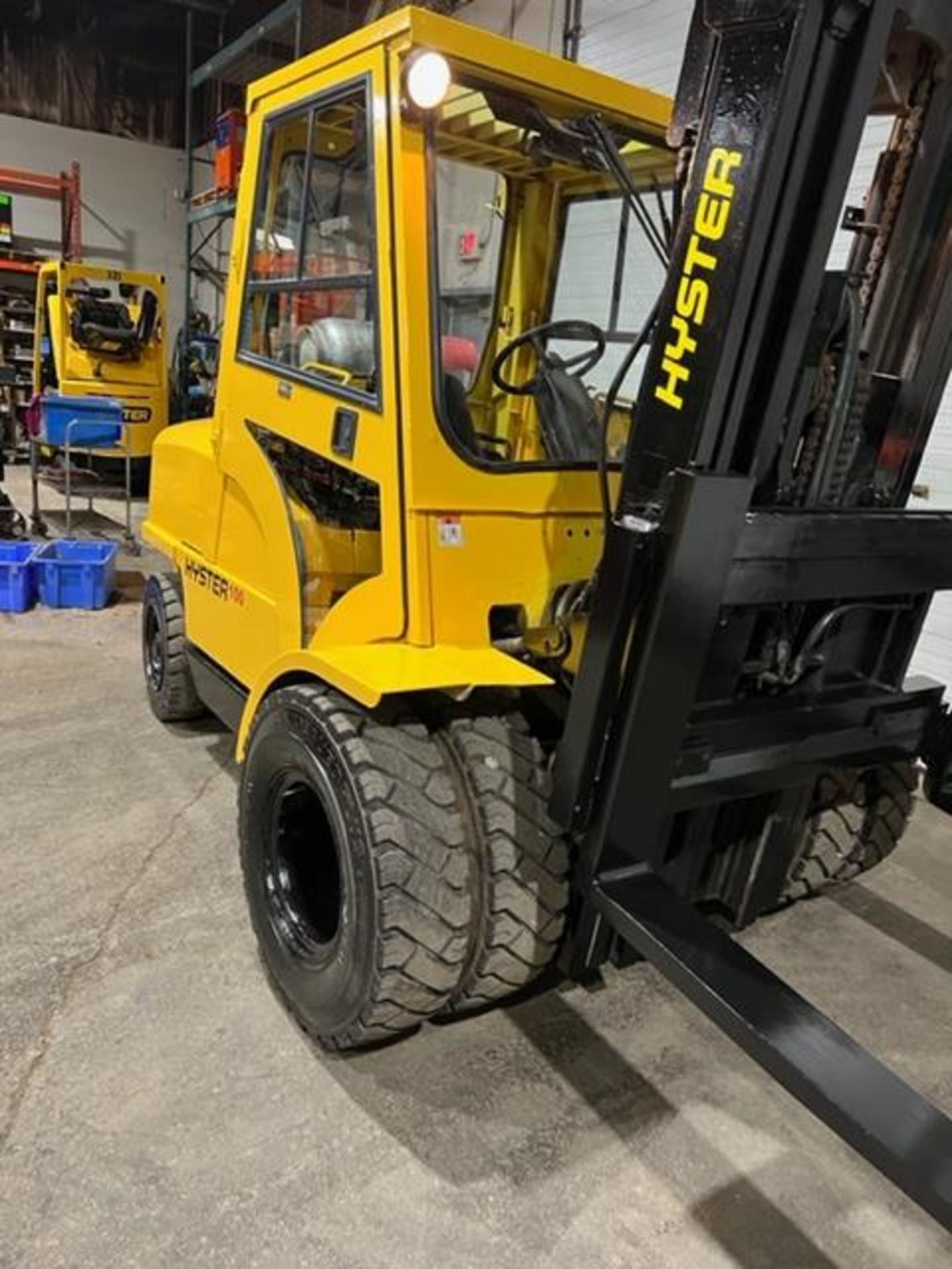 NICE Hyster H100XM - 10,000lbs Capacity OUTDOOR Forklift LPG (propane) with Dual Front Tires & cab - Image 4 of 5