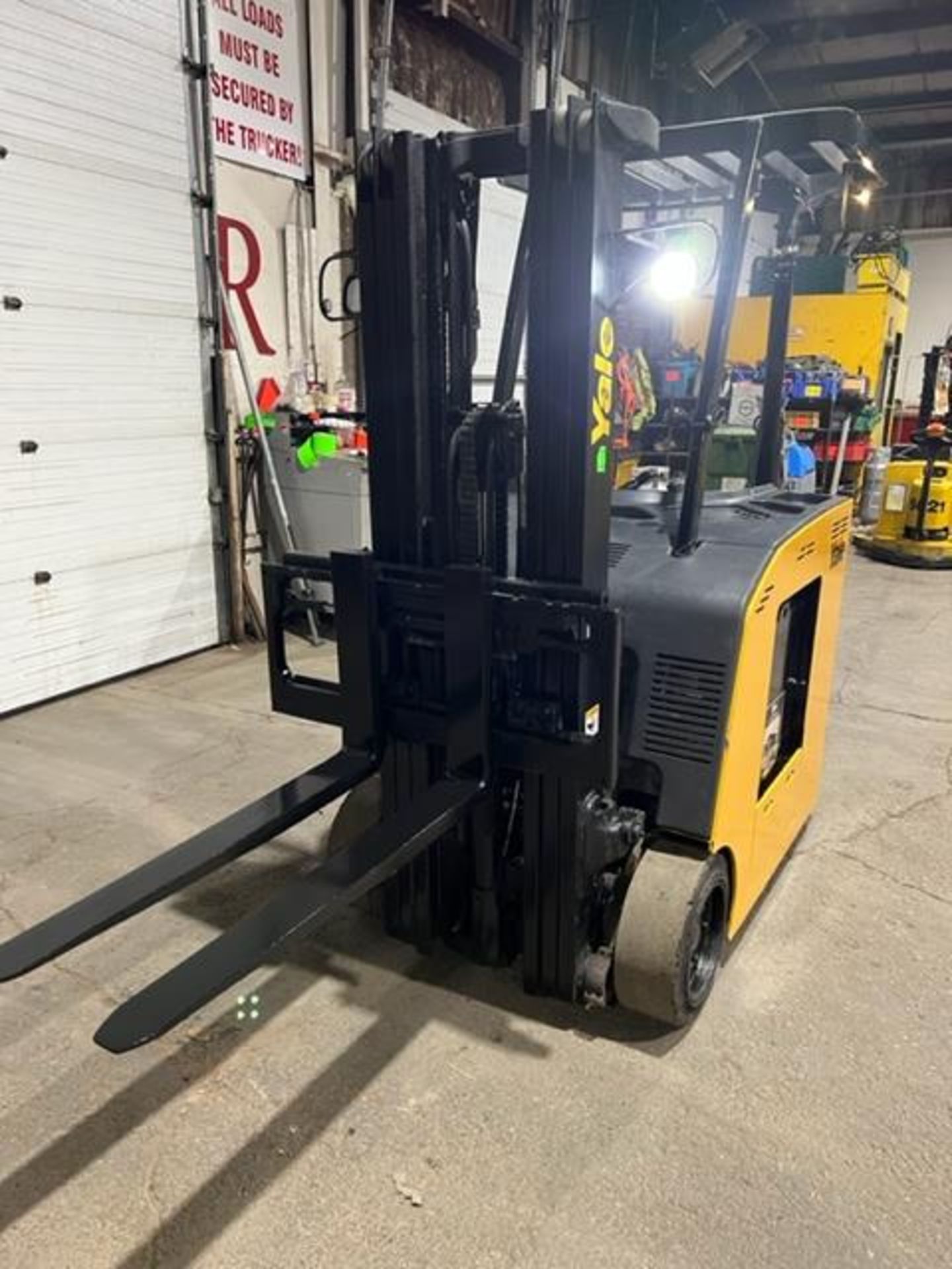 NICE 2011 Yale Stand Up Counterbalance Forklift 4000lbs capacity with 3-stage mast & sideshift - Image 2 of 4