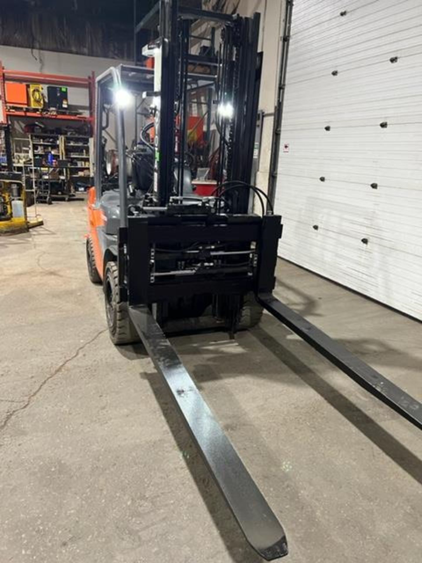 NICE Toyota 30 - 6,000lbs Capacity OUTDOOR Forklift LPG (propane) with NEW Sideshift Fork Positioner - Image 2 of 3