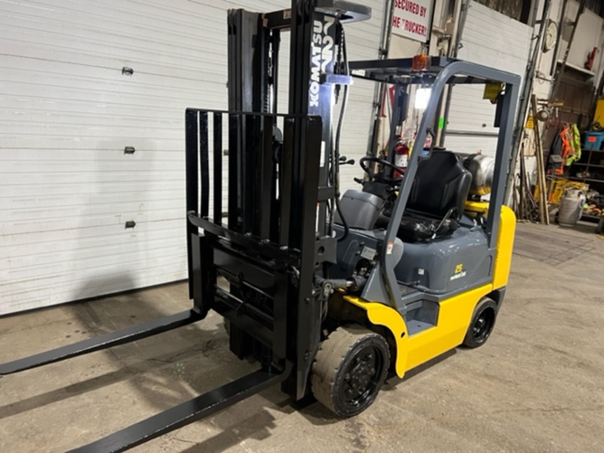 FREE CUSTOMS - Nice Komatsu 5,000lbs Capacity Forklift LPG (Propane) with 3-stage mast with Fork - Image 2 of 3