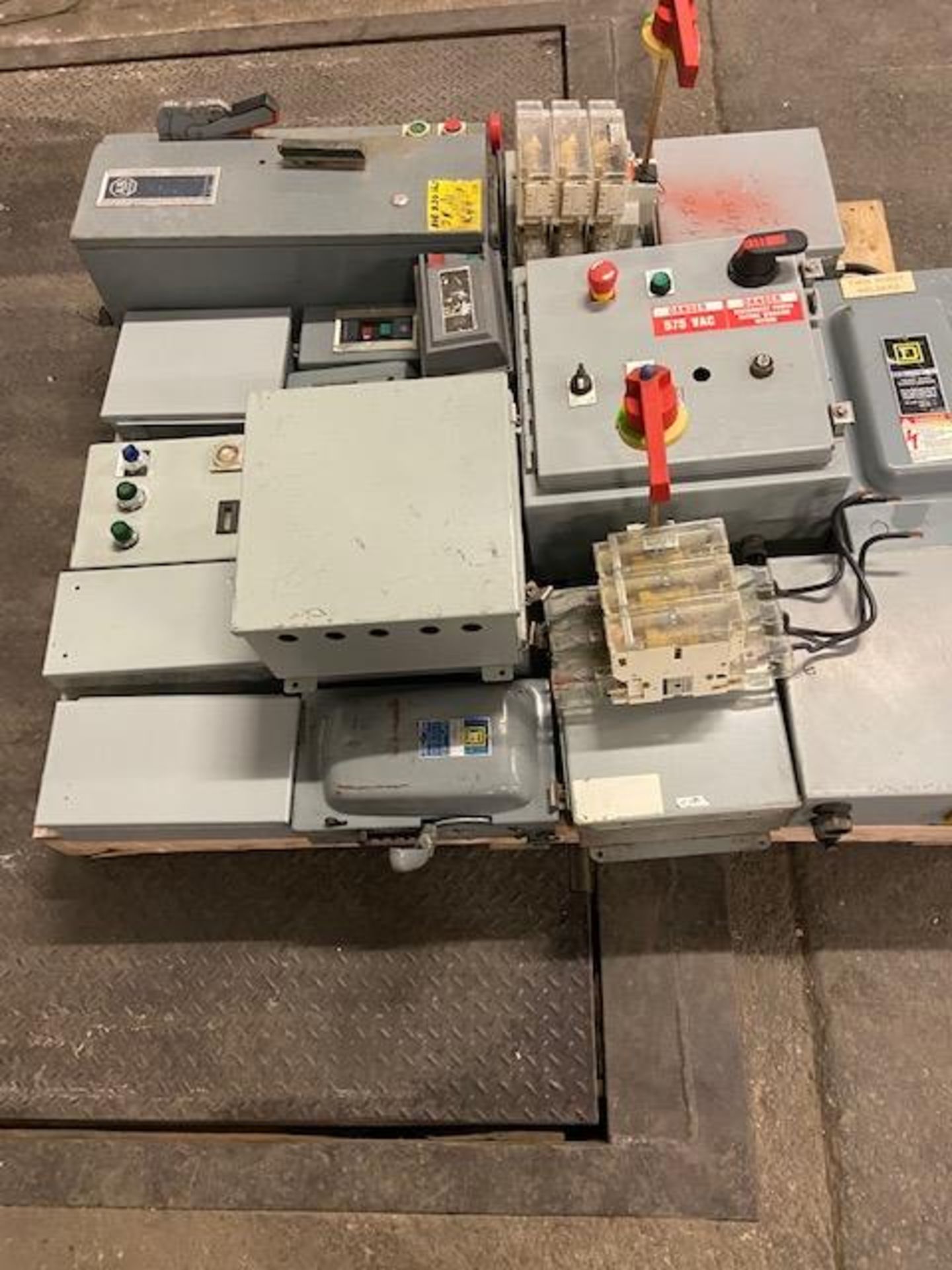 Lot of large electrical units - switches, fuses, Square D breaker and more - Image 2 of 2