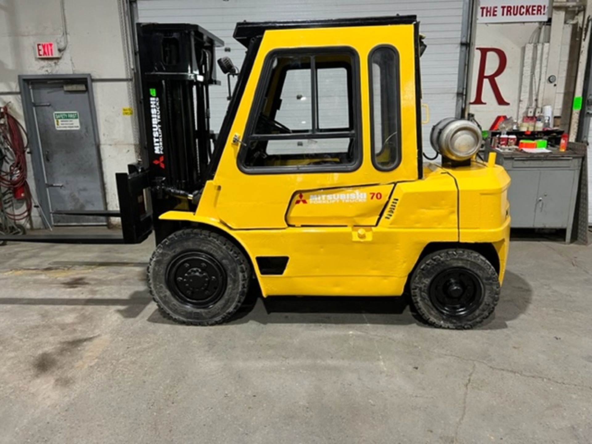 NICE Mitsubishi model 70 - 7,000lbs Capacity OUTDOOR Forklift LPG (propane) with 3-stage mast