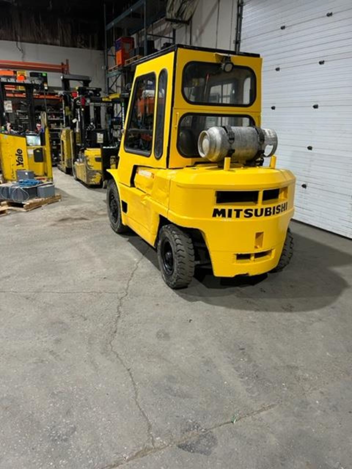 NICE Mitsubishi model 70 - 7,000lbs Capacity OUTDOOR Forklift LPG (propane) with 3-stage mast - Image 4 of 5