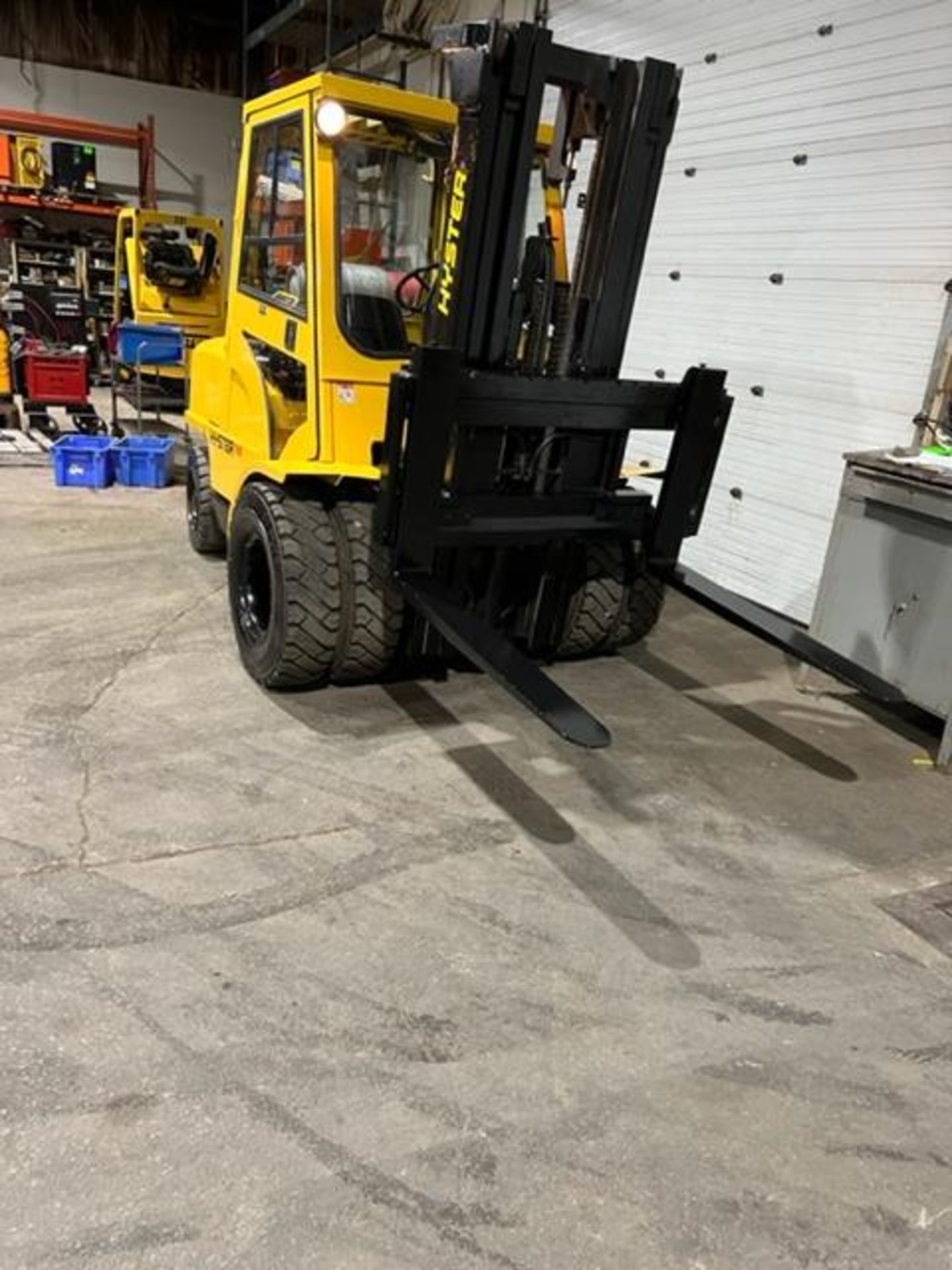 NICE Hyster H100XM - 10,000lbs Capacity OUTDOOR Forklift LPG (propane) with Dual Front Tires & cab - Image 3 of 5