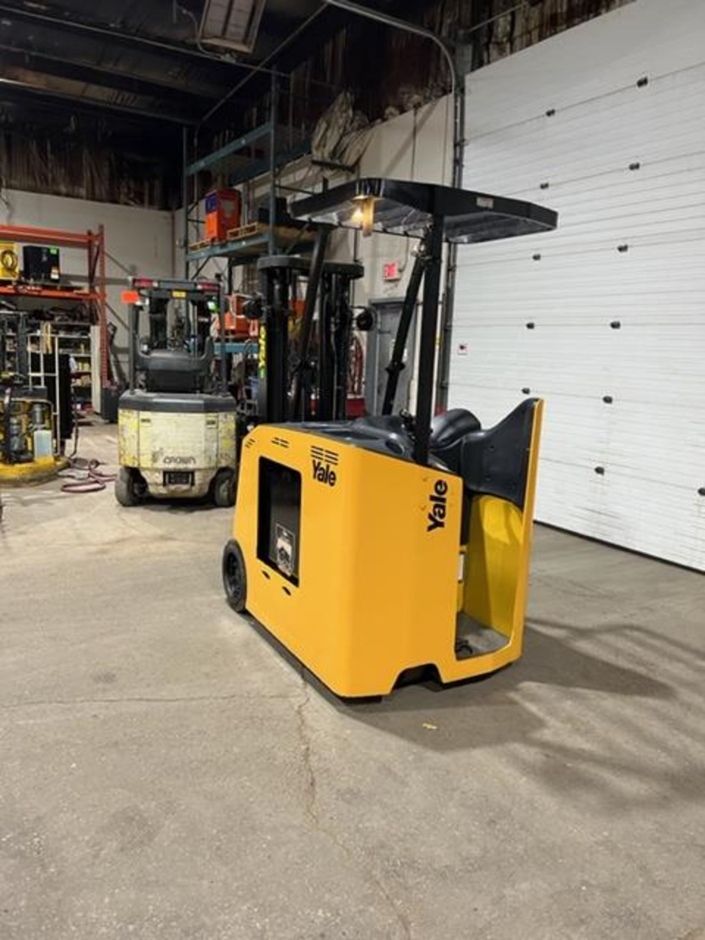 NICE 2011 Yale Stand Up Counterbalance Forklift 4000lbs capacity with 3-stage mast & sideshift - Image 4 of 4