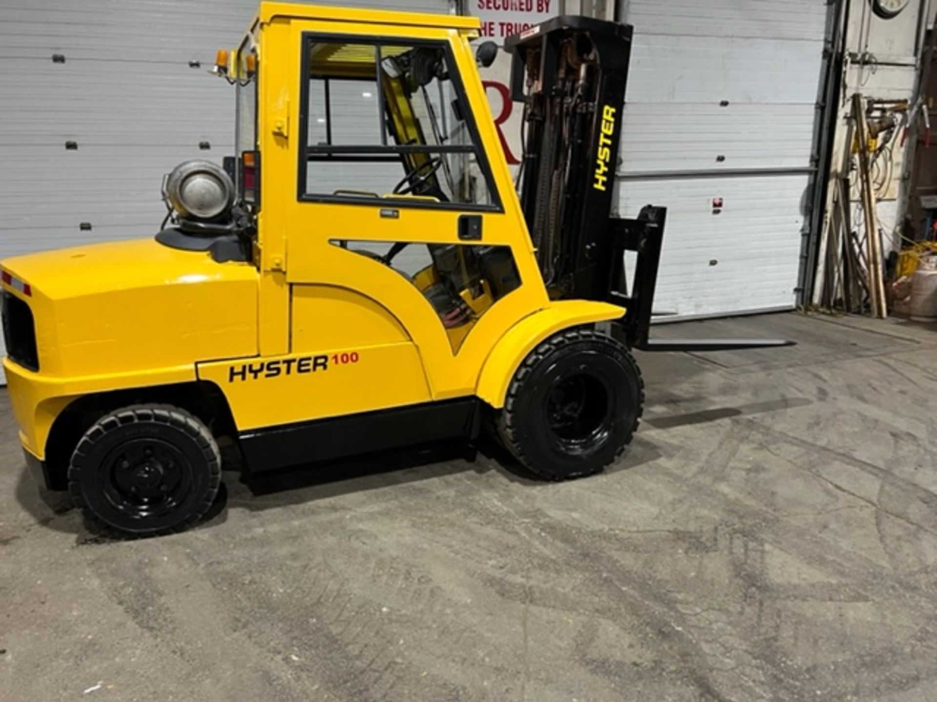 NICE Hyster H100XM - 10,000lbs Capacity OUTDOOR Forklift LPG (propane) with Dual Front Tires & cab