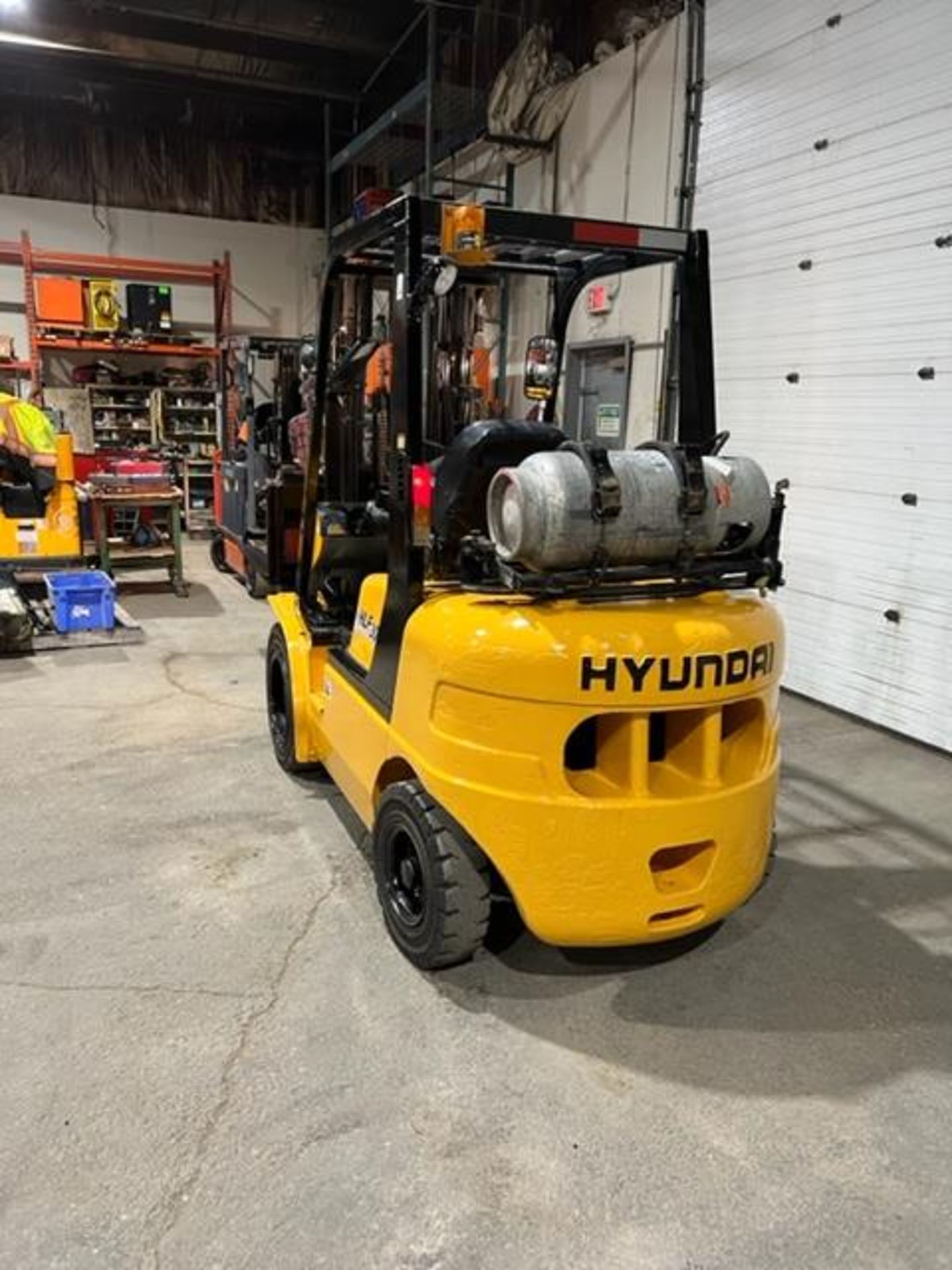 NICE Hyundai model 30-5 - 6,000lbs Capacity OUTDOOR Forklift LPG (propane) 3-stage mast, sideshift - Image 4 of 4