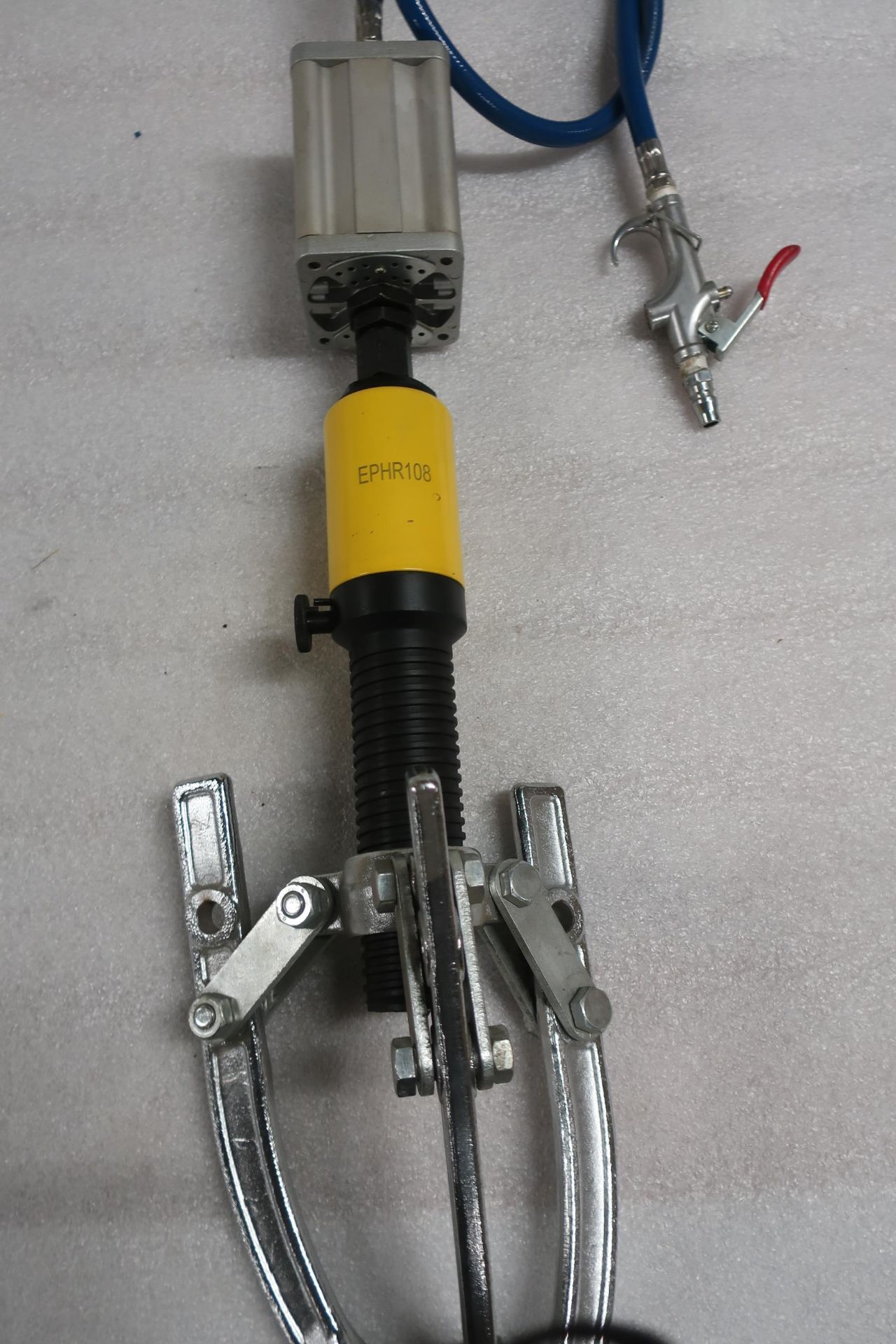 model EPHR108 Pneumatic / Air over Hydraulic Bearing Puller with 5 ton capacity MINT