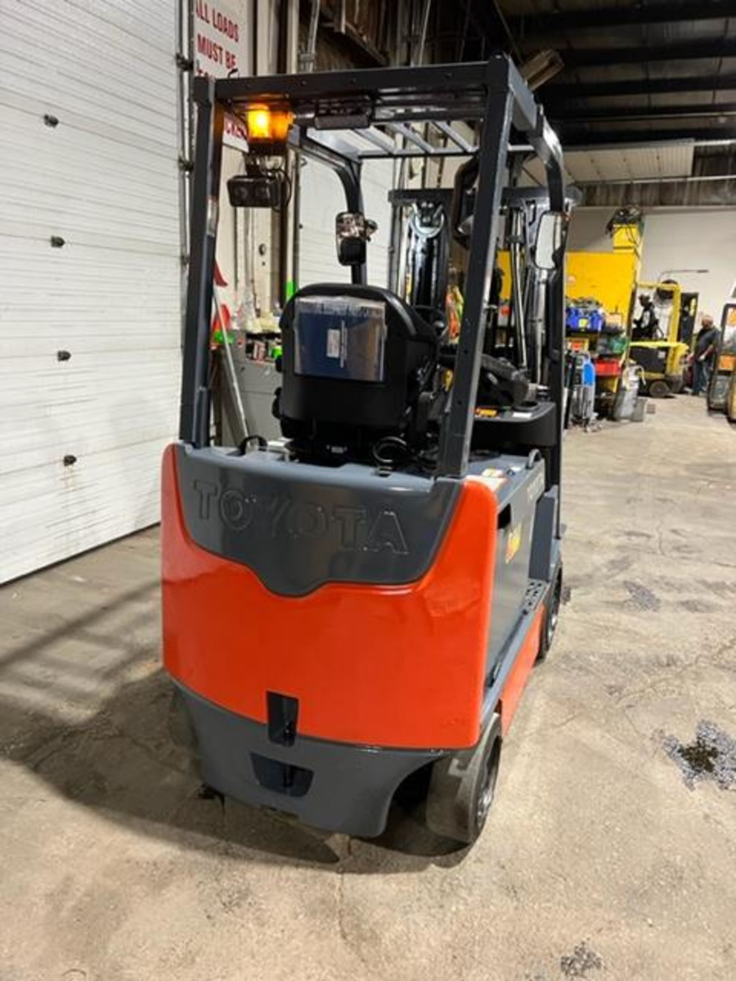 NICE 2016 Toyota 5,000lbs Capacity Forklift Electric with Sideshift & plumbed for Fork Positioner - Image 4 of 5