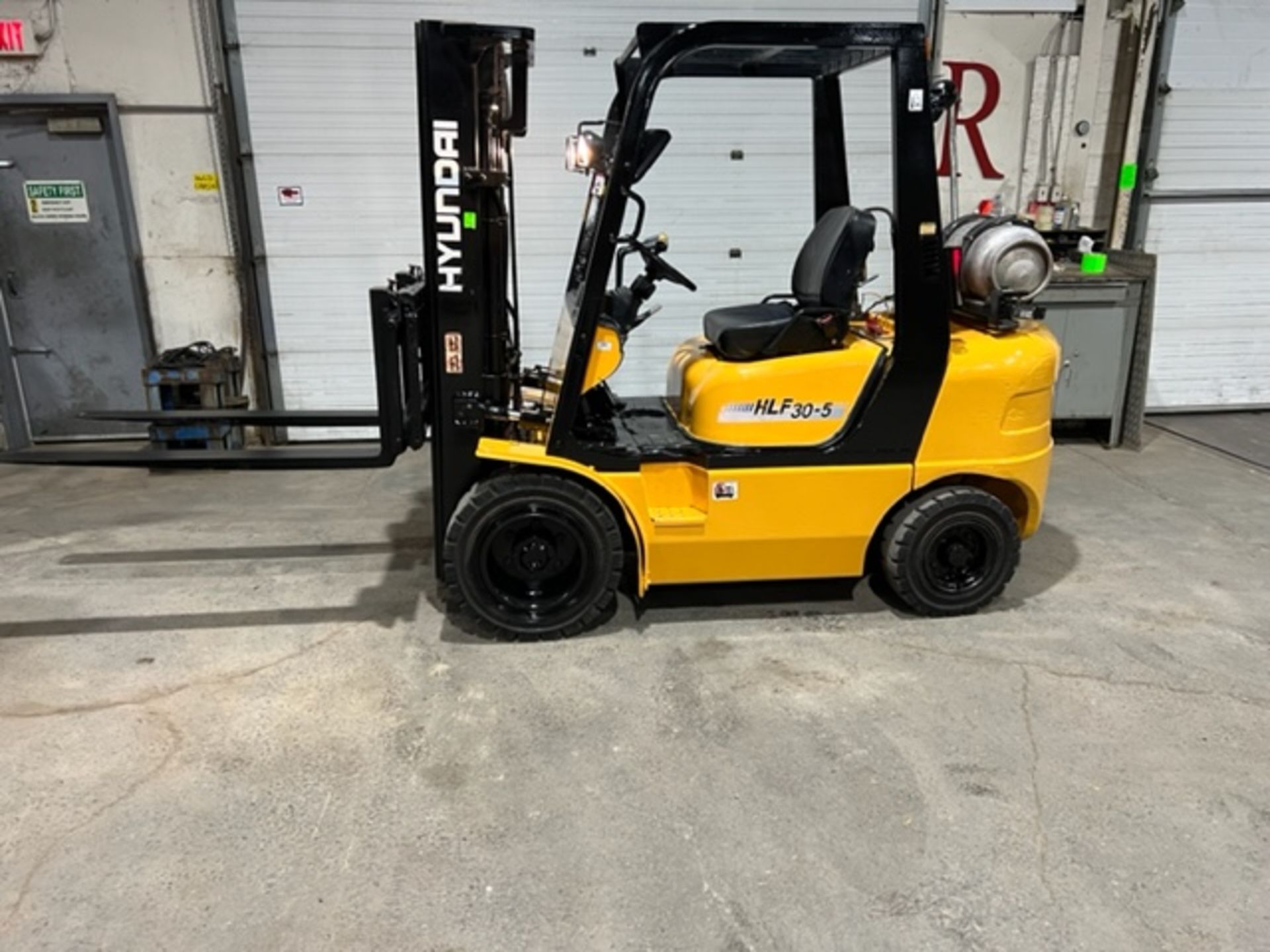 NICE Hyundai model 30-5 - 6,000lbs Capacity OUTDOOR Forklift LPG (propane) 3-stage mast, sideshift