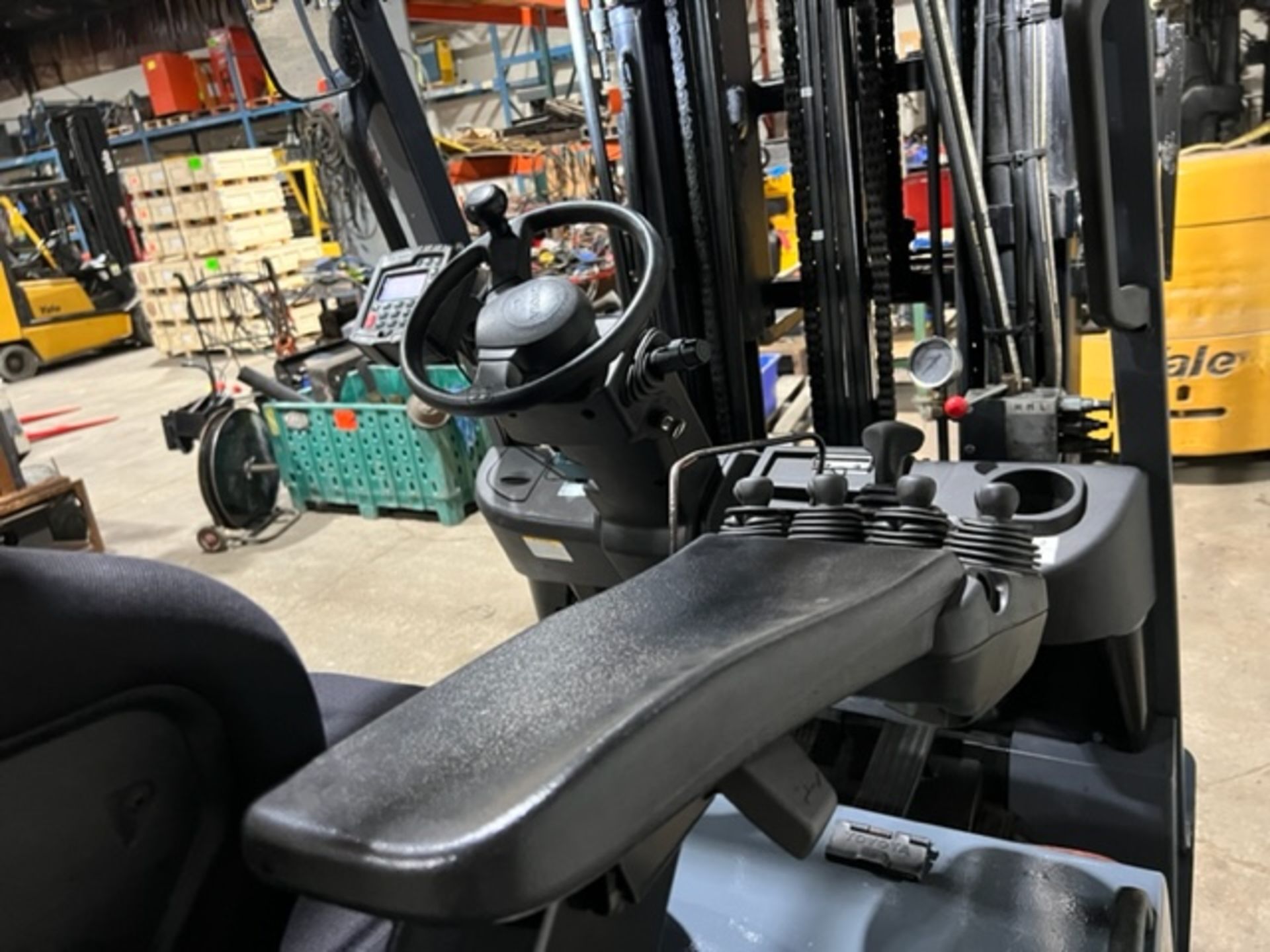 NICE 2016 Toyota 5,000lbs Capacity Forklift Electric with Sideshift & plumbed for Fork Positioner - Image 4 of 5