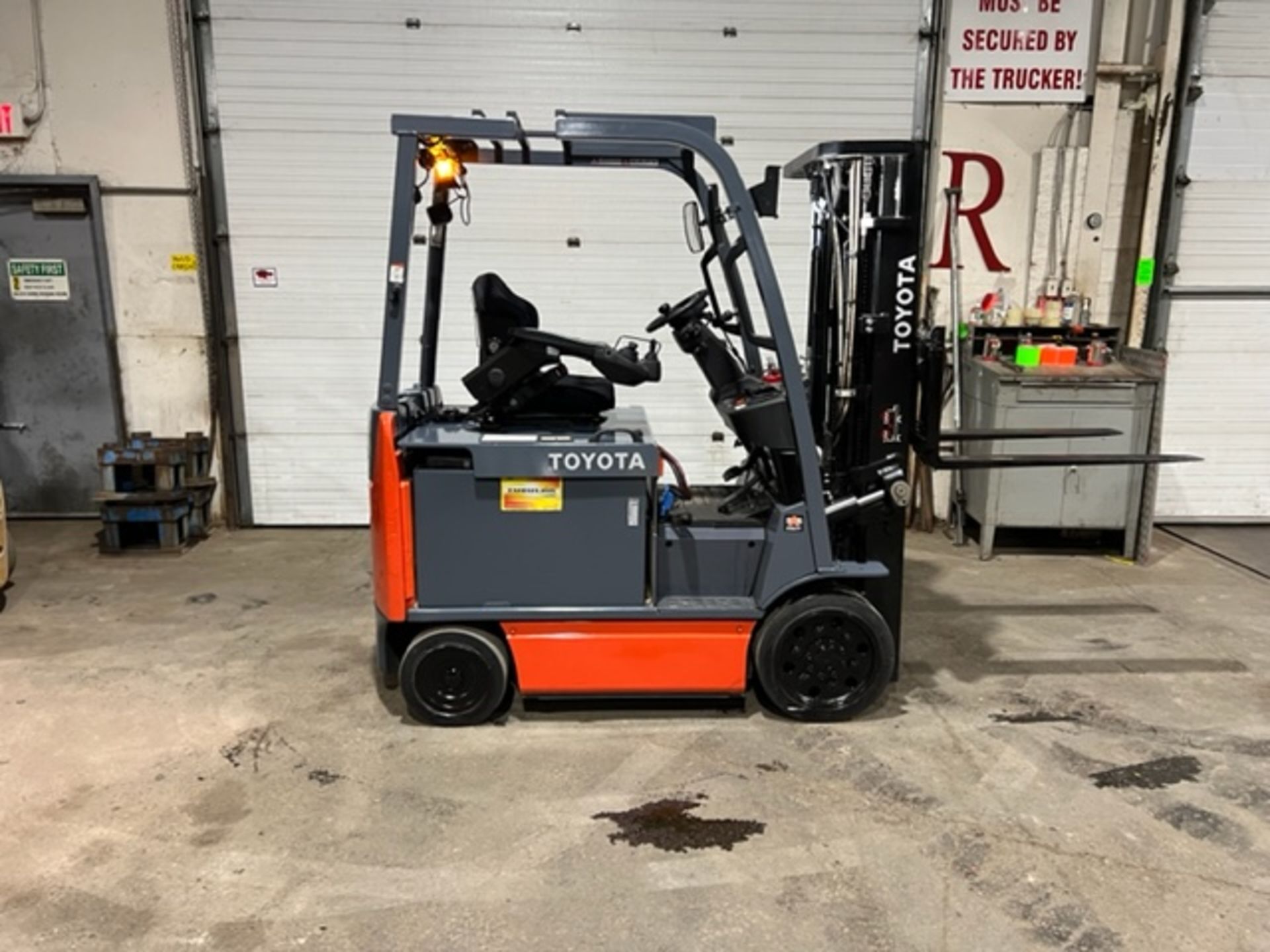 NICE 2016 Toyota 5,000lbs Capacity Forklift Electric with Sideshift & plumbed for Fork Positioner