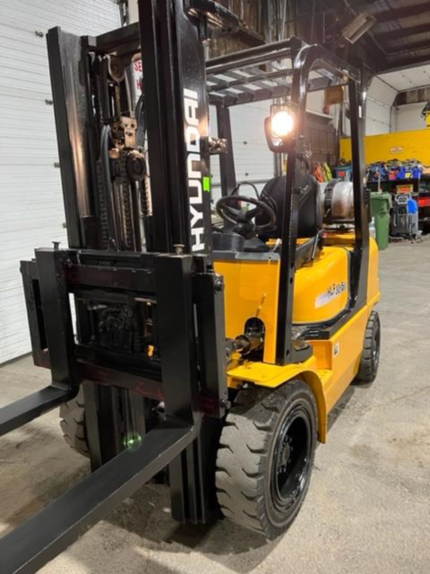 NICE Hyundai model 30-5 - 6,000lbs Capacity OUTDOOR Forklift LPG (propane) 3-stage mast, sideshift - Image 2 of 4